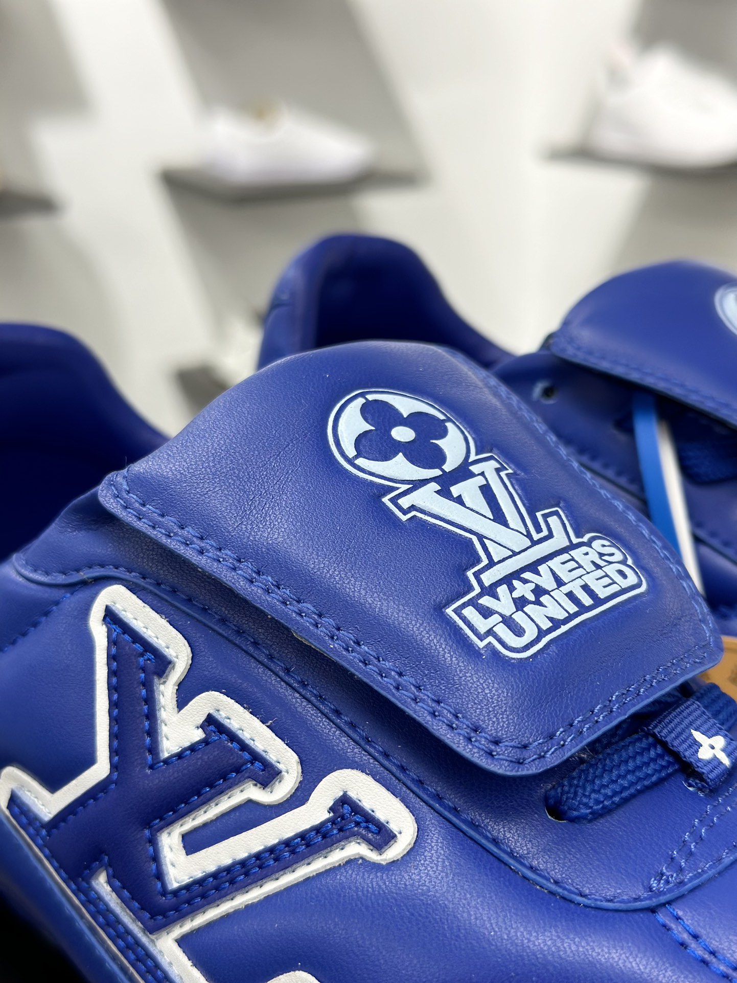 360 Louis Vuttion LV 路易威登情侣款运动鞋 足球鞋 1AHDP2