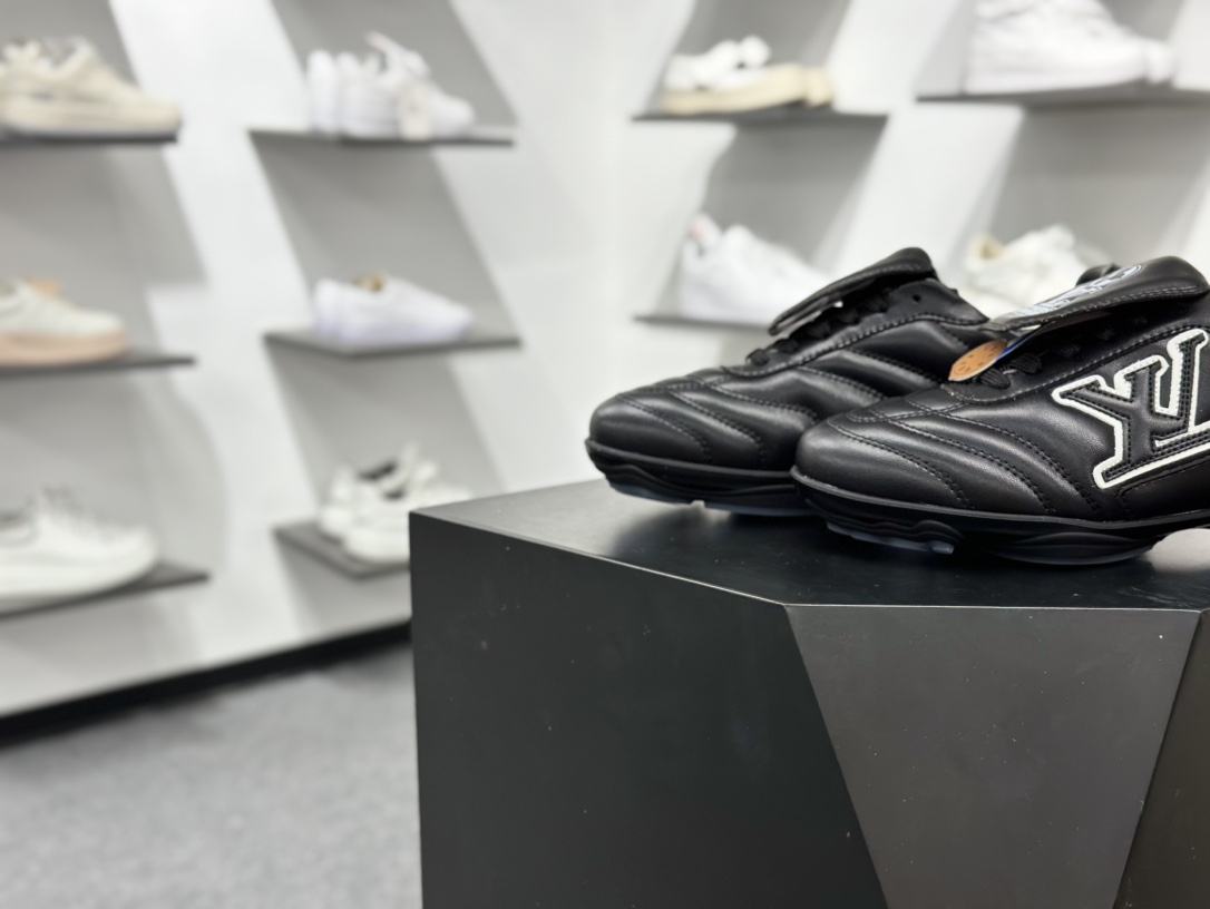 360 Louis Vuttion LV 路易威登情侣款运动鞋 足球鞋 1AHDRD