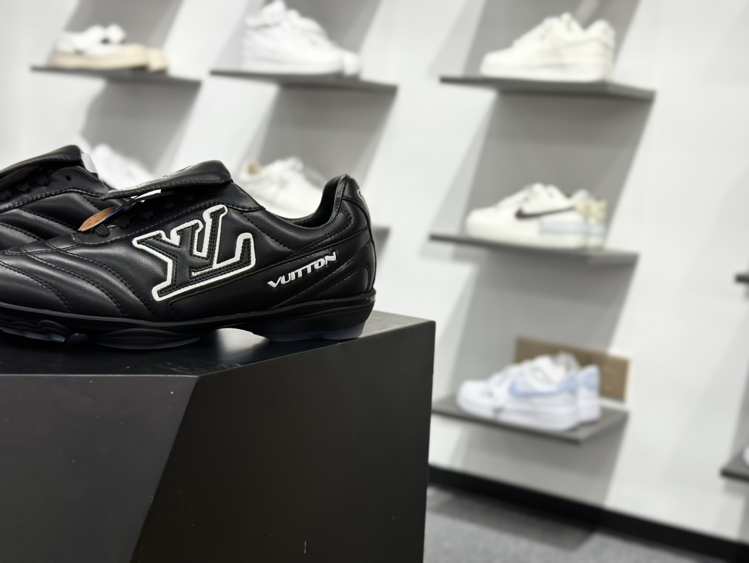 360 Louis Vuttion LV 路易威登情侣款运动鞋 足球鞋 1AHDRD