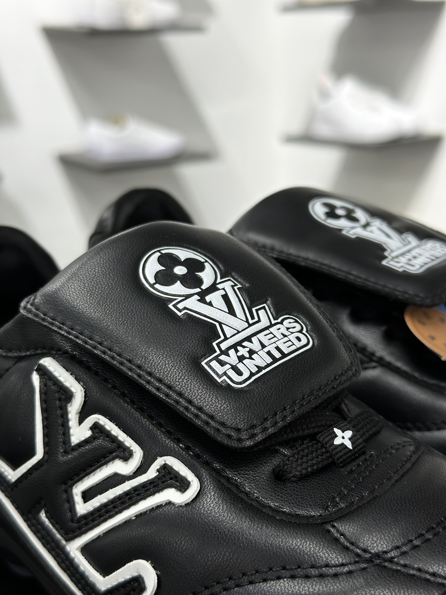 360 Louis Vuttion LV 路易威登情侣款运动鞋 足球鞋 1AHDRD