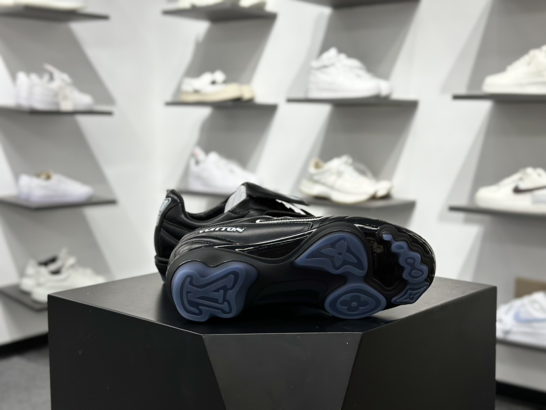 360 Louis Vuttion LV 路易威登情侣款运动鞋 足球鞋 1AHDRD