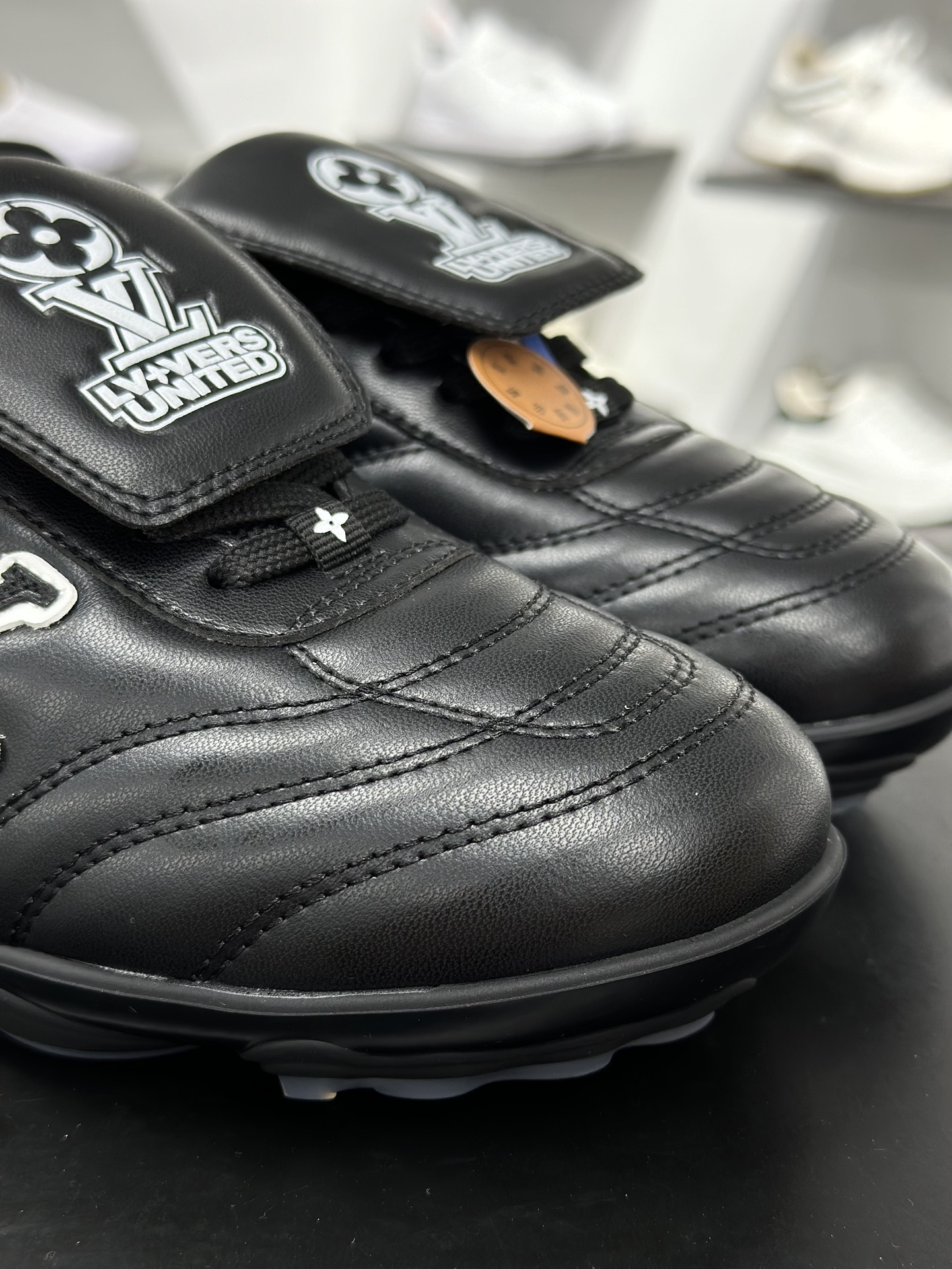 360 Louis Vuttion LV 路易威登情侣款运动鞋 足球鞋 1AHDRD