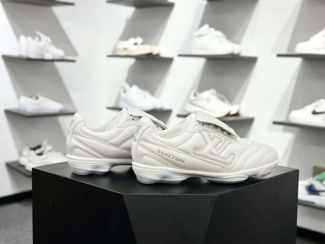 360 Louis Vuttion LV 路易威登情侣款运动鞋 足球鞋 1AHDOE