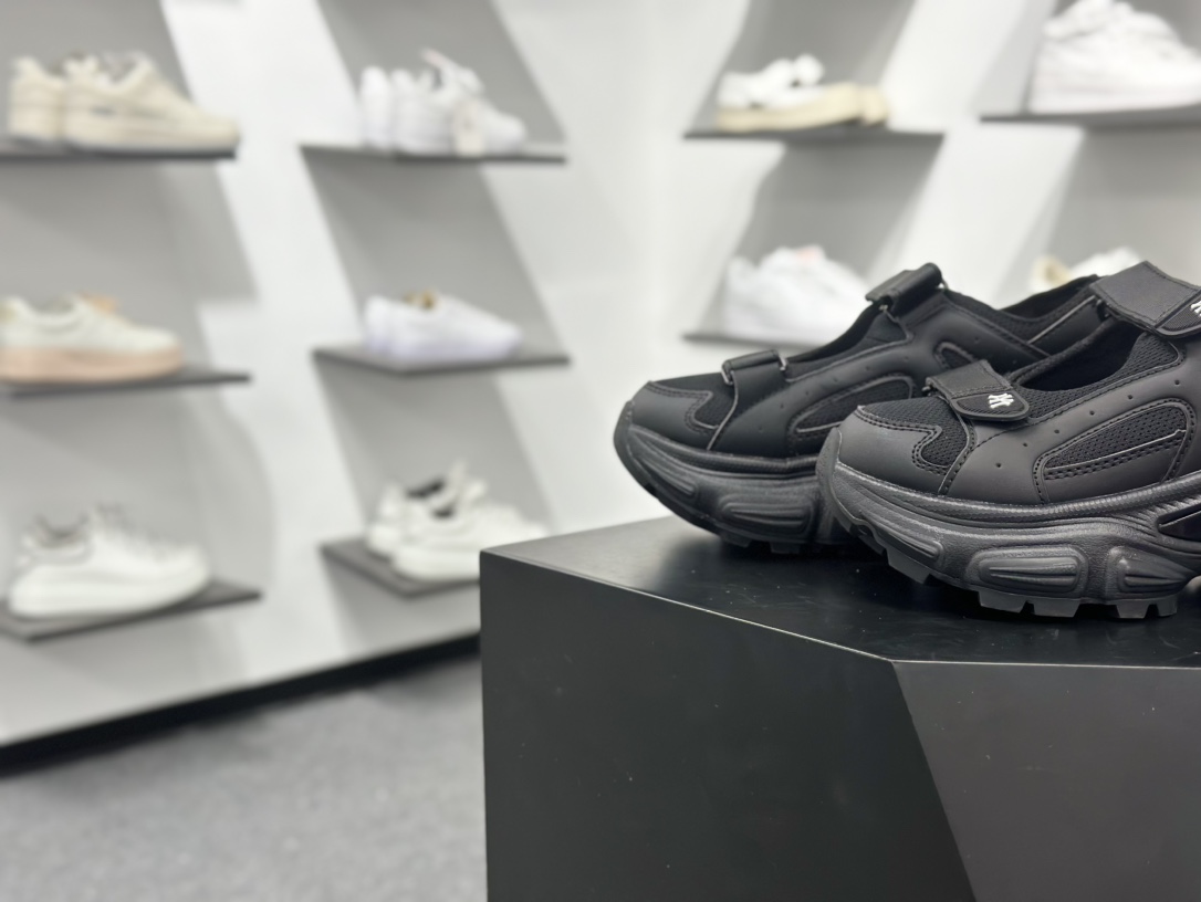 180 New York Yankees x MLB Winner Chunky Mask优胜者系列玛丽珍风厚底老爹风魔术贴镂空休闲运动慢凉鞋 3ASDW0153-Chinese UA Cheap High Quatity Brand Clothes Bags handbags Sneakers wholesale wholesaler seller from China Factory suppliers Fashion Clothing Shoes best Quality Beautiful Price 180 New York Yankees x MLB Winner Chunky Mask优胜者系列玛丽珍风厚底老爹风魔术贴镂空休闲运动慢凉鞋 3ASDW0153