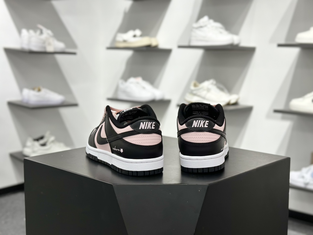 240 Nike SB Dunk Low 黑粉色 低帮休闲板鞋 CW1590-100-Chinese UA Cheap High Quatity Brand Clothes Bags handbags Sneakers wholesale wholesaler seller from China Factory suppliers Fashion Clothing Shoes best Quality Beautiful Price 240 Nike SB Dunk Low 黑粉色 低帮休闲板鞋 CW1590-100