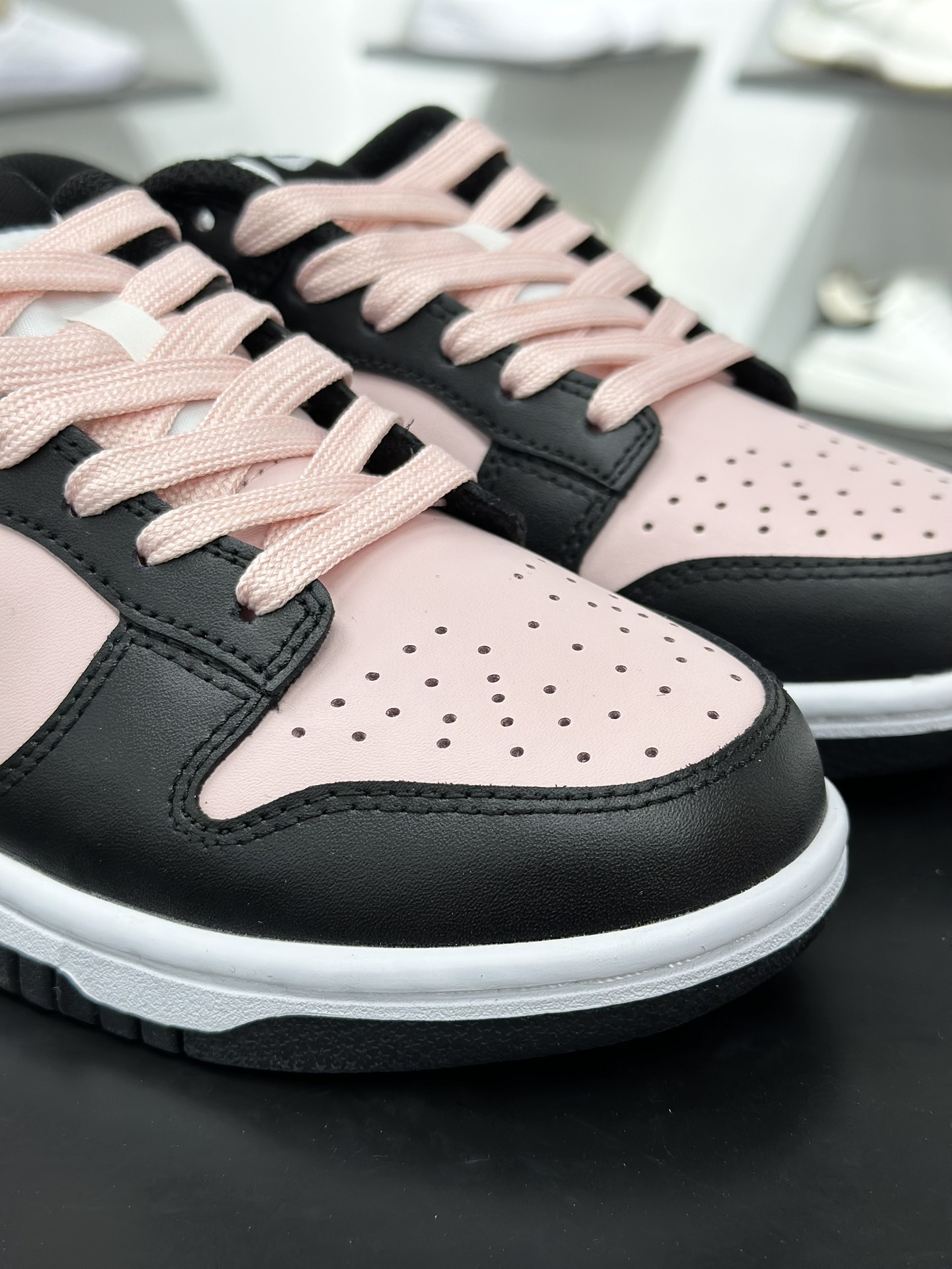 240 Nike SB Dunk Low 黑粉色 低帮休闲板鞋 CW1590-100-Chinese UA Cheap High Quatity Brand Clothes Bags handbags Sneakers wholesale wholesaler seller from China Factory suppliers Fashion Clothing Shoes best Quality Beautiful Price 240 Nike SB Dunk Low 黑粉色 低帮休闲板鞋 CW1590-100