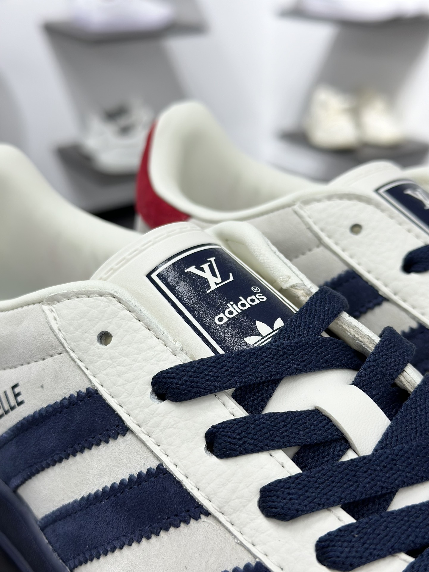 220 Adidas三叶草SAMBA OG x Louis Vuitton 白蓝 休闲板鞋 SC9207-725-Chinese  UA Cheap High Quatity Brand  Clothes Bags handbags Sneakers wholesale wholesaler seller from China Factory suppliers Fashion Clothing  Shoes best Quality Beautiful Price  220 Adidas三叶草SAMBA OG x Louis Vuitton 白蓝 休闲板鞋 SC9207-725