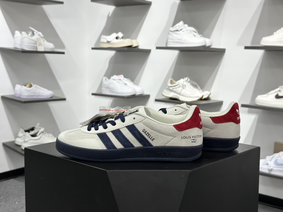 220 Adidas三叶草SAMBA OG x Louis Vuitton 白蓝 休闲板鞋 SC9207-725-Chinese  UA Cheap High Quatity Brand  Clothes Bags handbags Sneakers wholesale wholesaler seller from China Factory suppliers Fashion Clothing  Shoes best Quality Beautiful Price  220 Adidas三叶草SAMBA OG x Louis Vuitton 白蓝 休闲板鞋 SC9207-725