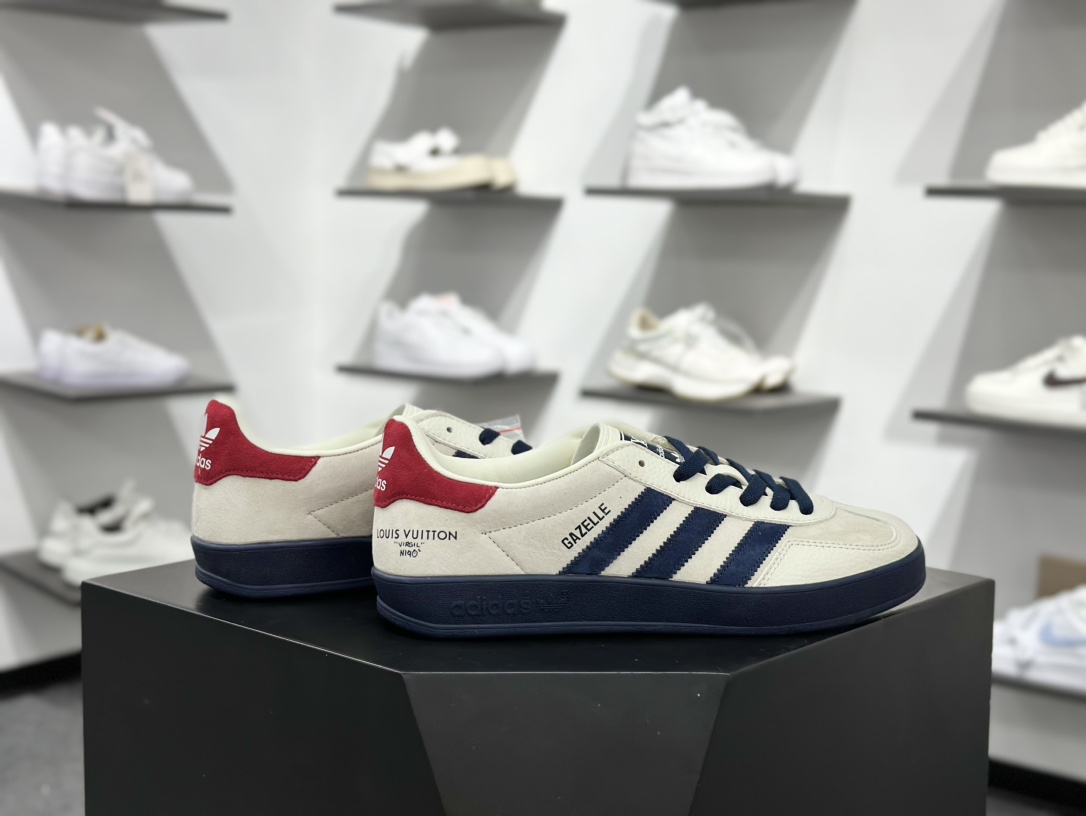 220 Adidas三叶草SAMBA OG x Louis Vuitton 白蓝 休闲板鞋 SC9207-725-Chinese  UA Cheap High Quatity Brand  Clothes Bags handbags Sneakers wholesale wholesaler seller from China Factory suppliers Fashion Clothing  Shoes best Quality Beautiful Price  220 Adidas三叶草SAMBA OG x Louis Vuitton 白蓝 休闲板鞋 SC9207-725