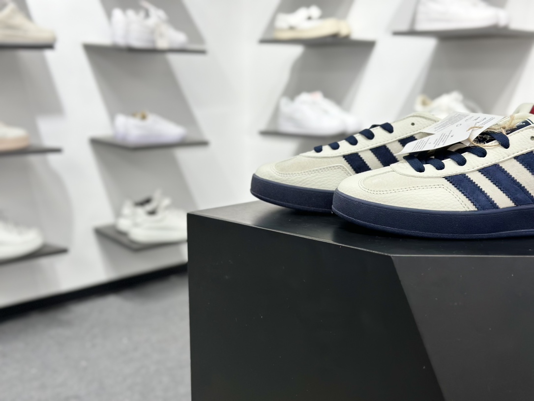 220 Adidas三叶草SAMBA OG x Louis Vuitton 白蓝 休闲板鞋 SC9207-725-Chinese  UA Cheap High Quatity Brand  Clothes Bags handbags Sneakers wholesale wholesaler seller from China Factory suppliers Fashion Clothing  Shoes best Quality Beautiful Price  220 Adidas三叶草SAMBA OG x Louis Vuitton 白蓝 休闲板鞋 SC9207-725