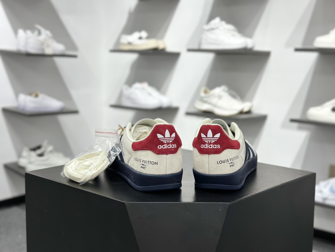 220 Adidas三叶草SAMBA OG x Louis Vuitton 白蓝 休闲板鞋 SC9207-725-Chinese  UA Cheap High Quatity Brand  Clothes Bags handbags Sneakers wholesale wholesaler seller from China Factory suppliers Fashion Clothing  Shoes best Quality Beautiful Price  220 Adidas三叶草SAMBA OG x Louis Vuitton 白蓝 休闲板鞋 SC9207-725