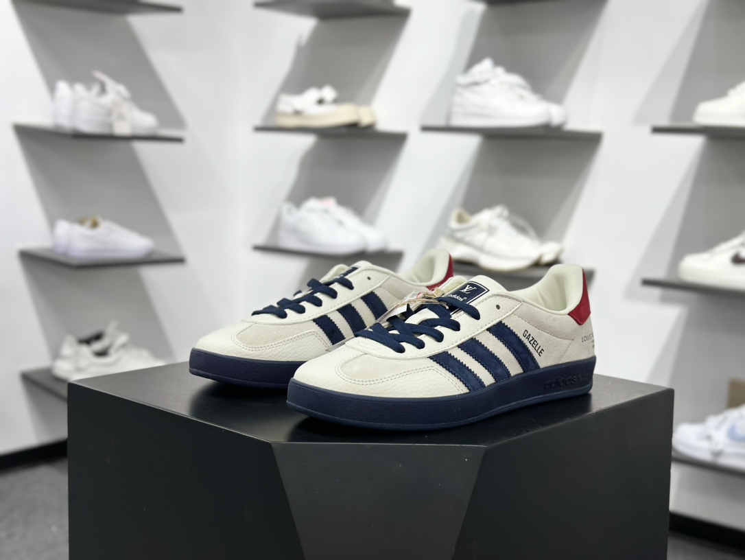 220 Adidas三叶草SAMBA OG x Louis Vuitton 白蓝 休闲板鞋 SC9207-725-Chinese  UA Cheap High Quatity Brand  Clothes Bags handbags Sneakers wholesale wholesaler seller from China Factory suppliers Fashion Clothing  Shoes best Quality Beautiful Price  220 Adidas三叶草SAMBA OG x Louis Vuitton 白蓝 休闲板鞋 SC9207-725