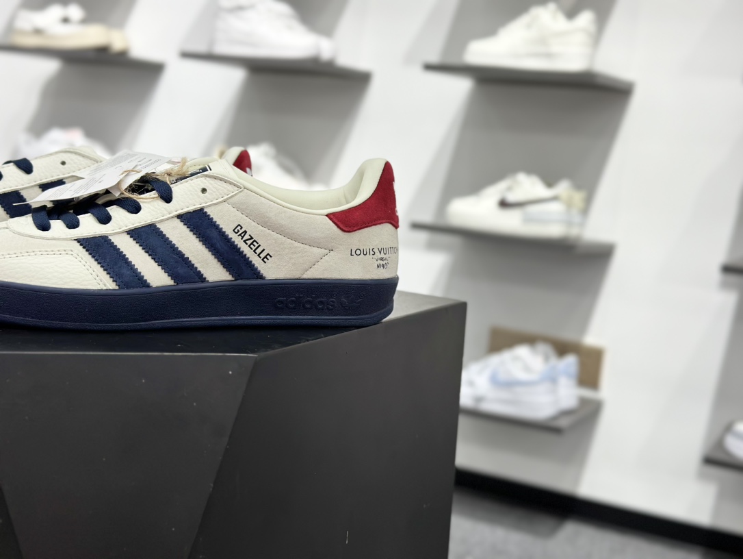 220 Adidas三叶草SAMBA OG x Louis Vuitton 白蓝 休闲板鞋 SC9207-725-Chinese  UA Cheap High Quatity Brand  Clothes Bags handbags Sneakers wholesale wholesaler seller from China Factory suppliers Fashion Clothing  Shoes best Quality Beautiful Price  220 Adidas三叶草SAMBA OG x Louis Vuitton 白蓝 休闲板鞋 SC9207-725