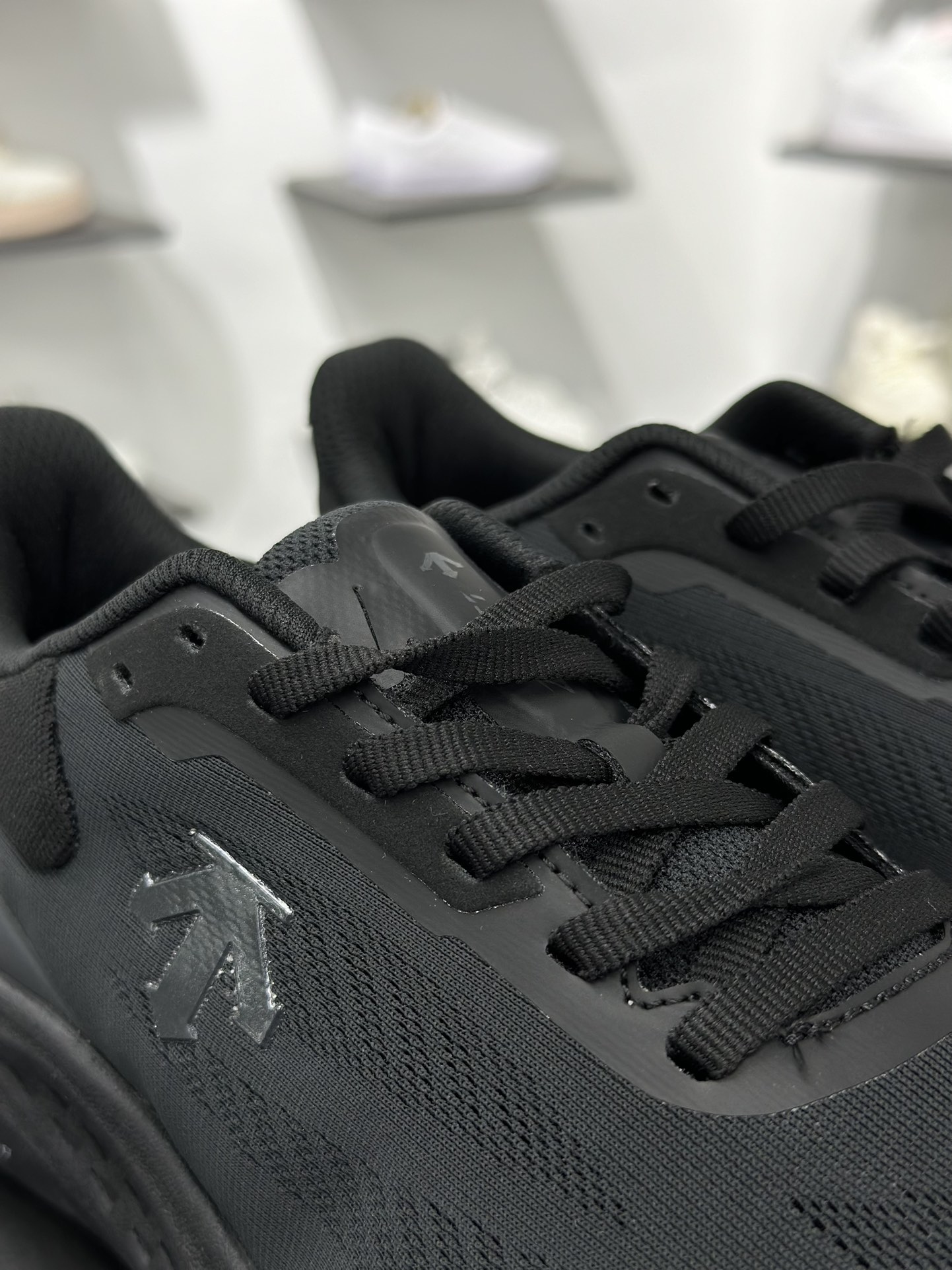 200 裸鞋圈最强 迪桑特DESCENTE 黑色 SQ113RRN14-BLK0-Chinese UA Cheap High Quatity Brand Clothes Bags handbags Sneakers wholesale wholesaler seller from China Factory suppliers Fashion Clothing Shoes best Quality Beautiful Price 200 裸鞋圈最强 迪桑特DESCENTE 黑色 SQ113RRN14-BLK0