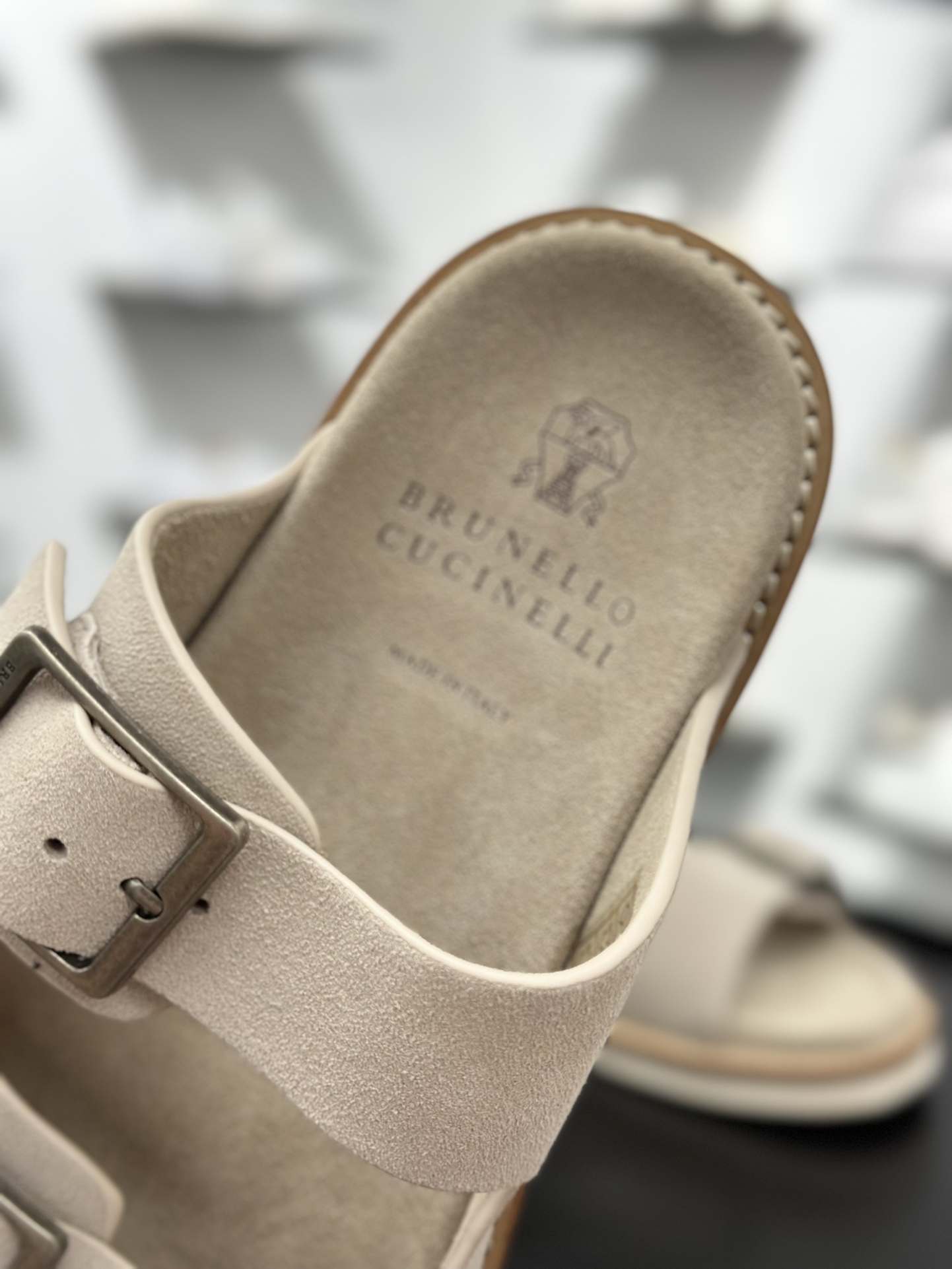 260 顶奢老钱品牌 Brunello Cucinelli 布鲁内洛.库奇内利 BC 绒面革 露趾防滑双杠可调节拖鞋 该品牌是来自意大利的世界顶级奢侈品牌,被誉为低调奢华的“山羊绒之王”和“服装界真正的奢侈品”。很多人都知道羊绒Cashmere顶级、昂贵,一穿就脱不下来,还很容易和其他衣服相互搭配,但是,再也没有比Brunello Cucinelli 这个品牌更懂得把顶级的羊绒面料设计出一种“低调的奢华”的风格 尺码:39 40 41 42 43 44 45 编号:kg8863-Chinese UA Cheap High Quatity Brand Clothes Bags handbags Sneakers wholesale wholesaler seller from China Factory suppliers Fashion Clothing Shoes best Quality Beautiful Price 260 顶奢老钱品牌 Brunello Cucinelli 布鲁内洛.库奇内利 BC 绒面革 露趾防滑双杠可调节拖鞋 该品牌是来自意大利的世界顶级奢侈品牌,被誉为低调奢华的“山羊绒之王”和“服装界真正的奢侈品”。很多人都知道羊绒Cashmere顶级、昂贵,一穿就脱不下来,还很容易和其他衣服相互搭配,但是,再也没有比Brunello Cucinelli 这个品牌更懂得把顶级的羊绒面料设计出一种“低调的奢华”的风格 尺码:39 40 41 42 43 44 45 编号:kg8863