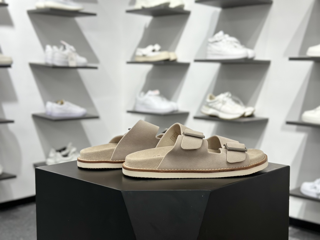 260 顶奢老钱品牌 Brunello Cucinelli 布鲁内洛.库奇内利 BC 绒面革 露趾防滑双杠可调节拖鞋 该品牌是来自意大利的世界顶级奢侈品牌,被誉为低调奢华的“山羊绒之王”和“服装界真正的奢侈品”。很多人都知道羊绒Cashmere顶级、昂贵,一穿就脱不下来,还很容易和其他衣服相互搭配,但是,再也没有比Brunello Cucinelli 这个品牌更懂得把顶级的羊绒面料设计出一种“低调的奢华”的风格 尺码:39 40 41 42 43 44 45 编号:kg8863-Chinese UA Cheap High Quatity Brand Clothes Bags handbags Sneakers wholesale wholesaler seller from China Factory suppliers Fashion Clothing Shoes best Quality Beautiful Price 260 顶奢老钱品牌 Brunello Cucinelli 布鲁内洛.库奇内利 BC 绒面革 露趾防滑双杠可调节拖鞋 该品牌是来自意大利的世界顶级奢侈品牌,被誉为低调奢华的“山羊绒之王”和“服装界真正的奢侈品”。很多人都知道羊绒Cashmere顶级、昂贵,一穿就脱不下来,还很容易和其他衣服相互搭配,但是,再也没有比Brunello Cucinelli 这个品牌更懂得把顶级的羊绒面料设计出一种“低调的奢华”的风格 尺码:39 40 41 42 43 44 45 编号:kg8863