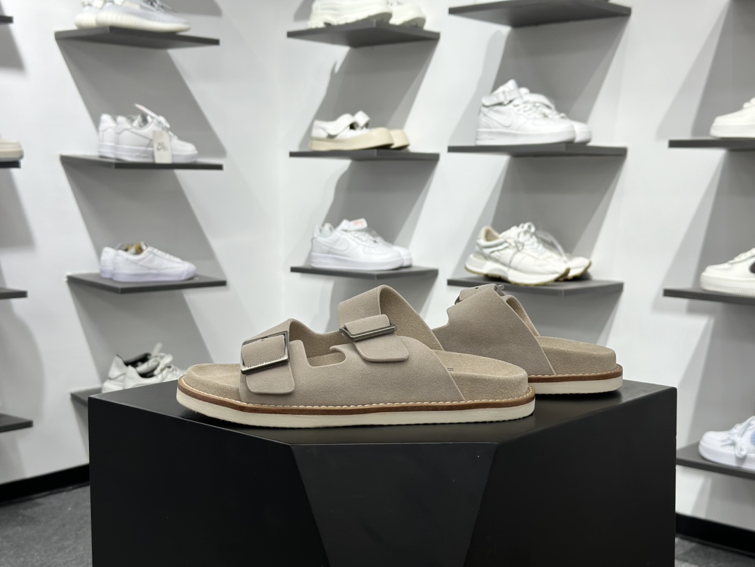 260 顶奢老钱品牌 Brunello Cucinelli 布鲁内洛.库奇内利 BC 绒面革 露趾防滑双杠可调节拖鞋 该品牌是来自意大利的世界顶级奢侈品牌,被誉为低调奢华的“山羊绒之王”和“服装界真正的奢侈品”。很多人都知道羊绒Cashmere顶级、昂贵,一穿就脱不下来,还很容易和其他衣服相互搭配,但是,再也没有比Brunello Cucinelli 这个品牌更懂得把顶级的羊绒面料设计出一种“低调的奢华”的风格 尺码:39 40 41 42 43 44 45 编号:kg8863-Chinese UA Cheap High Quatity Brand Clothes Bags handbags Sneakers wholesale wholesaler seller from China Factory suppliers Fashion Clothing Shoes best Quality Beautiful Price 260 顶奢老钱品牌 Brunello Cucinelli 布鲁内洛.库奇内利 BC 绒面革 露趾防滑双杠可调节拖鞋 该品牌是来自意大利的世界顶级奢侈品牌,被誉为低调奢华的“山羊绒之王”和“服装界真正的奢侈品”。很多人都知道羊绒Cashmere顶级、昂贵,一穿就脱不下来,还很容易和其他衣服相互搭配,但是,再也没有比Brunello Cucinelli 这个品牌更懂得把顶级的羊绒面料设计出一种“低调的奢华”的风格 尺码:39 40 41 42 43 44 45 编号:kg8863