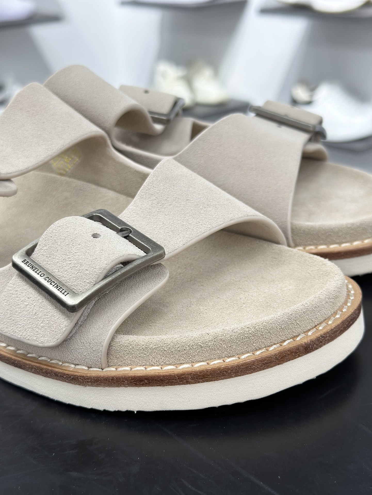 260 顶奢老钱品牌 Brunello Cucinelli 布鲁内洛.库奇内利 BC 绒面革 露趾防滑双杠可调节拖鞋 该品牌是来自意大利的世界顶级奢侈品牌,被誉为低调奢华的“山羊绒之王”和“服装界真正的奢侈品”。很多人都知道羊绒Cashmere顶级、昂贵,一穿就脱不下来,还很容易和其他衣服相互搭配,但是,再也没有比Brunello Cucinelli 这个品牌更懂得把顶级的羊绒面料设计出一种“低调的奢华”的风格 尺码:39 40 41 42 43 44 45 编号:kg8863-Chinese UA Cheap High Quatity Brand Clothes Bags handbags Sneakers wholesale wholesaler seller from China Factory suppliers Fashion Clothing Shoes best Quality Beautiful Price 260 顶奢老钱品牌 Brunello Cucinelli 布鲁内洛.库奇内利 BC 绒面革 露趾防滑双杠可调节拖鞋 该品牌是来自意大利的世界顶级奢侈品牌,被誉为低调奢华的“山羊绒之王”和“服装界真正的奢侈品”。很多人都知道羊绒Cashmere顶级、昂贵,一穿就脱不下来,还很容易和其他衣服相互搭配,但是,再也没有比Brunello Cucinelli 这个品牌更懂得把顶级的羊绒面料设计出一种“低调的奢华”的风格 尺码:39 40 41 42 43 44 45 编号:kg8863