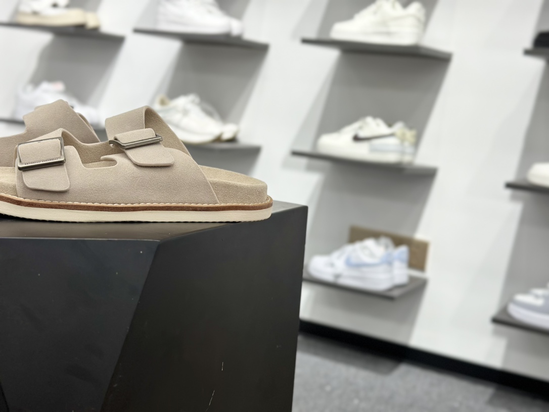 260 顶奢老钱品牌 Brunello Cucinelli 布鲁内洛.库奇内利 BC 绒面革 露趾防滑双杠可调节拖鞋 该品牌是来自意大利的世界顶级奢侈品牌,被誉为低调奢华的“山羊绒之王”和“服装界真正的奢侈品”。很多人都知道羊绒Cashmere顶级、昂贵,一穿就脱不下来,还很容易和其他衣服相互搭配,但是,再也没有比Brunello Cucinelli 这个品牌更懂得把顶级的羊绒面料设计出一种“低调的奢华”的风格 尺码:39 40 41 42 43 44 45 编号:kg8863-Chinese UA Cheap High Quatity Brand Clothes Bags handbags Sneakers wholesale wholesaler seller from China Factory suppliers Fashion Clothing Shoes best Quality Beautiful Price 260 顶奢老钱品牌 Brunello Cucinelli 布鲁内洛.库奇内利 BC 绒面革 露趾防滑双杠可调节拖鞋 该品牌是来自意大利的世界顶级奢侈品牌,被誉为低调奢华的“山羊绒之王”和“服装界真正的奢侈品”。很多人都知道羊绒Cashmere顶级、昂贵,一穿就脱不下来,还很容易和其他衣服相互搭配,但是,再也没有比Brunello Cucinelli 这个品牌更懂得把顶级的羊绒面料设计出一种“低调的奢华”的风格 尺码:39 40 41 42 43 44 45 编号:kg8863