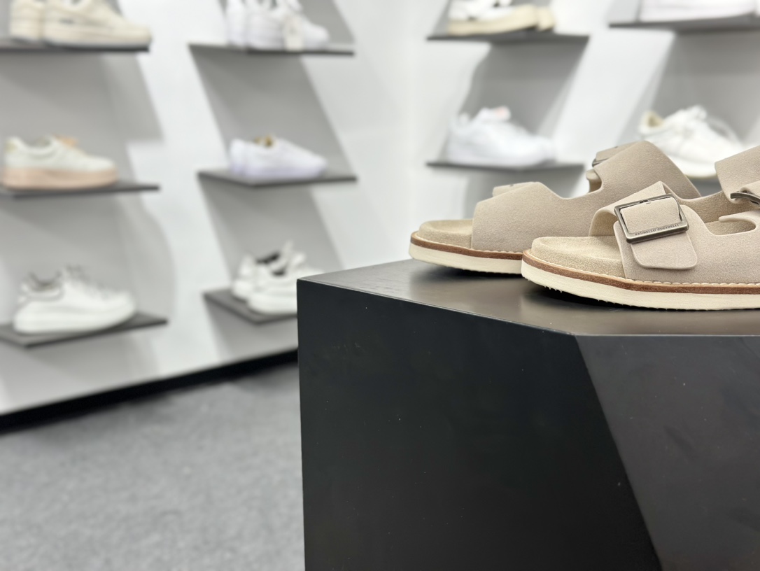 260 顶奢老钱品牌 Brunello Cucinelli 布鲁内洛.库奇内利 BC 绒面革 露趾防滑双杠可调节拖鞋 该品牌是来自意大利的世界顶级奢侈品牌,被誉为低调奢华的“山羊绒之王”和“服装界真正的奢侈品”。很多人都知道羊绒Cashmere顶级、昂贵,一穿就脱不下来,还很容易和其他衣服相互搭配,但是,再也没有比Brunello Cucinelli 这个品牌更懂得把顶级的羊绒面料设计出一种“低调的奢华”的风格 尺码:39 40 41 42 43 44 45 编号:kg8863-Chinese UA Cheap High Quatity Brand Clothes Bags handbags Sneakers wholesale wholesaler seller from China Factory suppliers Fashion Clothing Shoes best Quality Beautiful Price 260 顶奢老钱品牌 Brunello Cucinelli 布鲁内洛.库奇内利 BC 绒面革 露趾防滑双杠可调节拖鞋 该品牌是来自意大利的世界顶级奢侈品牌,被誉为低调奢华的“山羊绒之王”和“服装界真正的奢侈品”。很多人都知道羊绒Cashmere顶级、昂贵,一穿就脱不下来,还很容易和其他衣服相互搭配,但是,再也没有比Brunello Cucinelli 这个品牌更懂得把顶级的羊绒面料设计出一种“低调的奢华”的风格 尺码:39 40 41 42 43 44 45 编号:kg8863