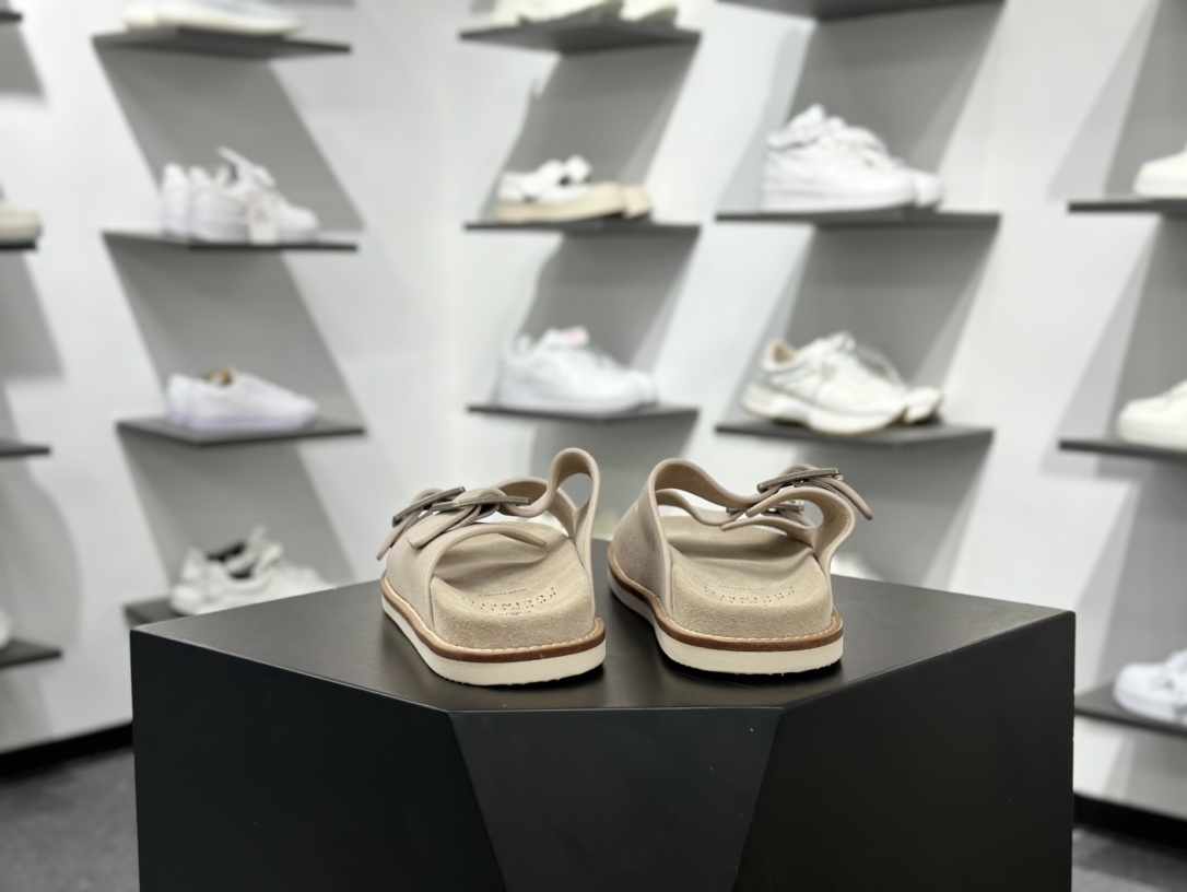 260 顶奢老钱品牌 Brunello Cucinelli 布鲁内洛.库奇内利 BC 绒面革 露趾防滑双杠可调节拖鞋 该品牌是来自意大利的世界顶级奢侈品牌,被誉为低调奢华的“山羊绒之王”和“服装界真正的奢侈品”。很多人都知道羊绒Cashmere顶级、昂贵,一穿就脱不下来,还很容易和其他衣服相互搭配,但是,再也没有比Brunello Cucinelli 这个品牌更懂得把顶级的羊绒面料设计出一种“低调的奢华”的风格 尺码:39 40 41 42 43 44 45 编号:kg8863-Chinese UA Cheap High Quatity Brand Clothes Bags handbags Sneakers wholesale wholesaler seller from China Factory suppliers Fashion Clothing Shoes best Quality Beautiful Price 260 顶奢老钱品牌 Brunello Cucinelli 布鲁内洛.库奇内利 BC 绒面革 露趾防滑双杠可调节拖鞋 该品牌是来自意大利的世界顶级奢侈品牌,被誉为低调奢华的“山羊绒之王”和“服装界真正的奢侈品”。很多人都知道羊绒Cashmere顶级、昂贵,一穿就脱不下来,还很容易和其他衣服相互搭配,但是,再也没有比Brunello Cucinelli 这个品牌更懂得把顶级的羊绒面料设计出一种“低调的奢华”的风格 尺码:39 40 41 42 43 44 45 编号:kg8863