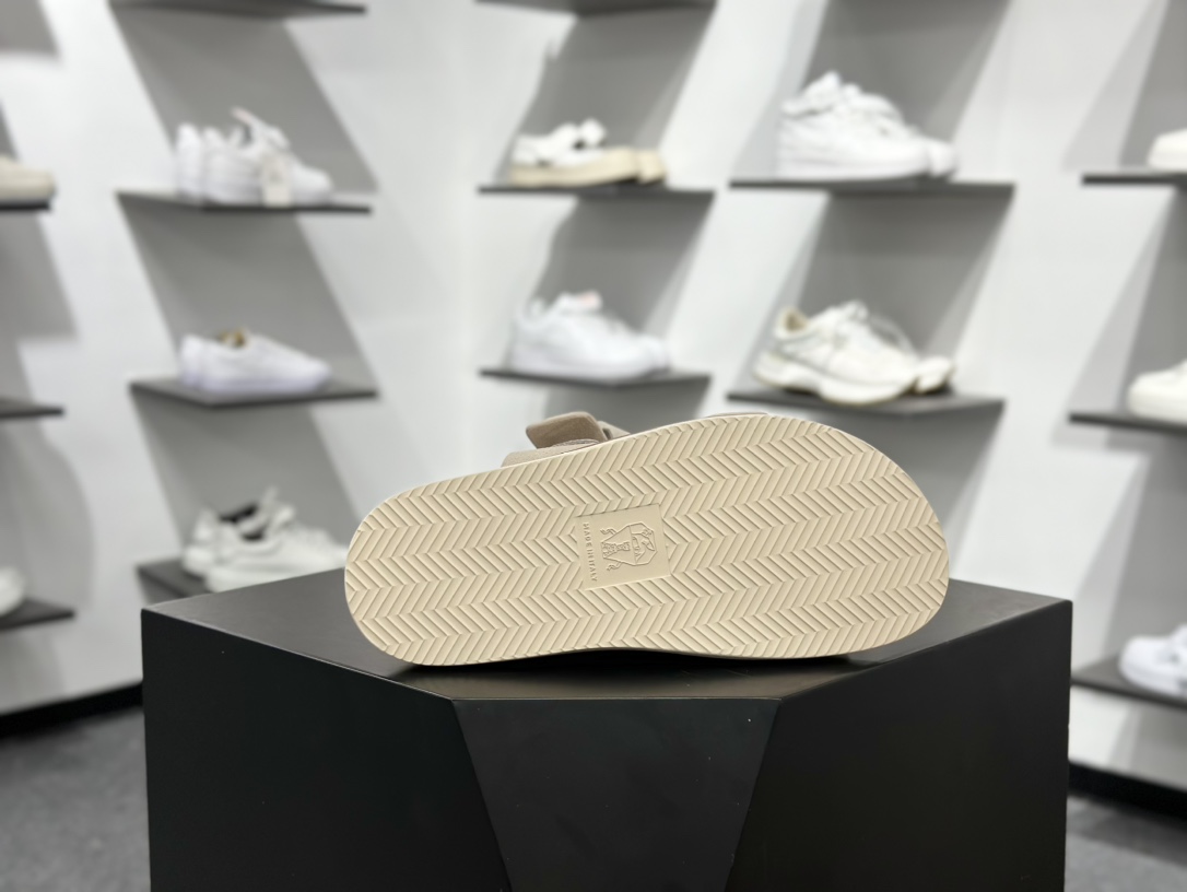 260 顶奢老钱品牌 Brunello Cucinelli 布鲁内洛.库奇内利 BC 绒面革 露趾防滑双杠可调节拖鞋 该品牌是来自意大利的世界顶级奢侈品牌,被誉为低调奢华的“山羊绒之王”和“服装界真正的奢侈品”。很多人都知道羊绒Cashmere顶级、昂贵,一穿就脱不下来,还很容易和其他衣服相互搭配,但是,再也没有比Brunello Cucinelli 这个品牌更懂得把顶级的羊绒面料设计出一种“低调的奢华”的风格 尺码:39 40 41 42 43 44 45 编号:kg8863-Chinese UA Cheap High Quatity Brand Clothes Bags handbags Sneakers wholesale wholesaler seller from China Factory suppliers Fashion Clothing Shoes best Quality Beautiful Price 260 顶奢老钱品牌 Brunello Cucinelli 布鲁内洛.库奇内利 BC 绒面革 露趾防滑双杠可调节拖鞋 该品牌是来自意大利的世界顶级奢侈品牌,被誉为低调奢华的“山羊绒之王”和“服装界真正的奢侈品”。很多人都知道羊绒Cashmere顶级、昂贵,一穿就脱不下来,还很容易和其他衣服相互搭配,但是,再也没有比Brunello Cucinelli 这个品牌更懂得把顶级的羊绒面料设计出一种“低调的奢华”的风格 尺码:39 40 41 42 43 44 45 编号:kg8863