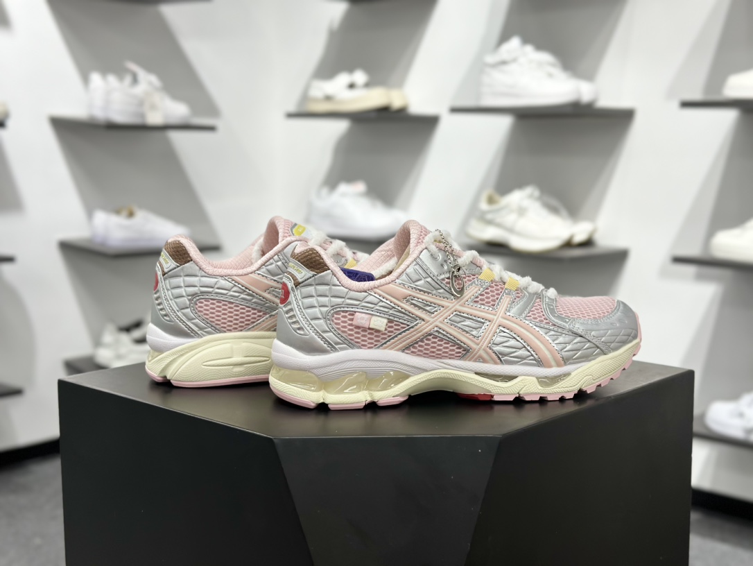 220 Senna x Asics Gel-Kayano 14 粉色 联名亚瑟士14代 纳米纤维气垫百搭休闲运动慢跑鞋 1203A865-702-Chinese UA Cheap High Quatity Brand Clothes Bags handbags Sneakers wholesale wholesaler seller from China Factory suppliers Fashion Clothing Shoes best Quality Beautiful Price 220 Senna x Asics Gel-Kayano 14 粉色 联名亚瑟士14代 纳米纤维气垫百搭休闲运动慢跑鞋 1203A865-702