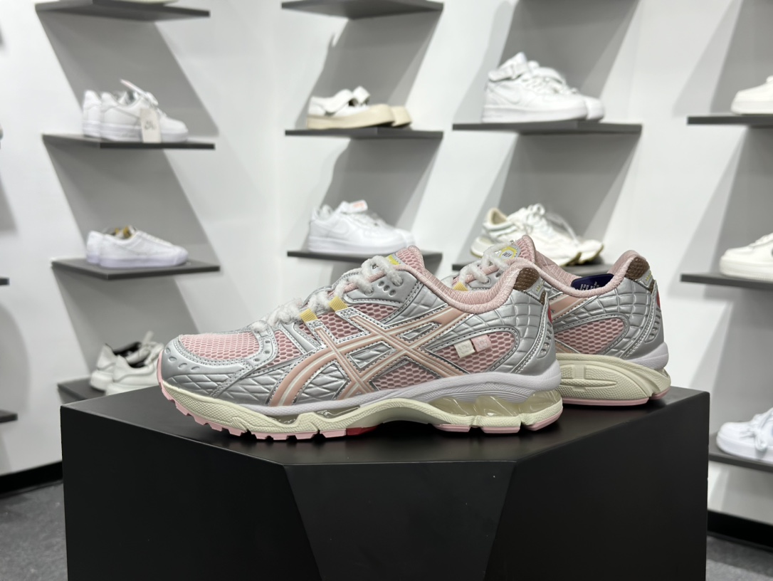 220 Senna x Asics Gel-Kayano 14 粉色 联名亚瑟士14代 纳米纤维气垫百搭休闲运动慢跑鞋 1203A865-702-Chinese UA Cheap High Quatity Brand Clothes Bags handbags Sneakers wholesale wholesaler seller from China Factory suppliers Fashion Clothing Shoes best Quality Beautiful Price 220 Senna x Asics Gel-Kayano 14 粉色 联名亚瑟士14代 纳米纤维气垫百搭休闲运动慢跑鞋 1203A865-702