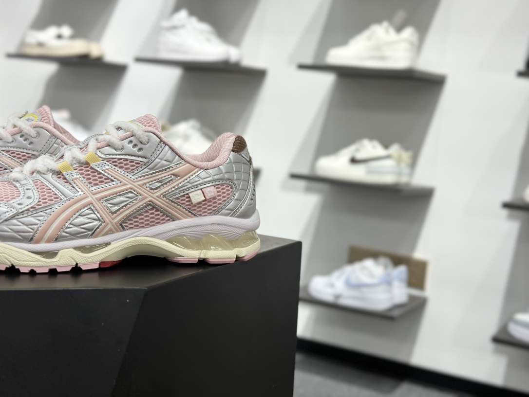 220 Senna x Asics Gel-Kayano 14 粉色 联名亚瑟士14代 纳米纤维气垫百搭休闲运动慢跑鞋 1203A865-702-Chinese UA Cheap High Quatity Brand Clothes Bags handbags Sneakers wholesale wholesaler seller from China Factory suppliers Fashion Clothing Shoes best Quality Beautiful Price 220 Senna x Asics Gel-Kayano 14 粉色 联名亚瑟士14代 纳米纤维气垫百搭休闲运动慢跑鞋 1203A865-702