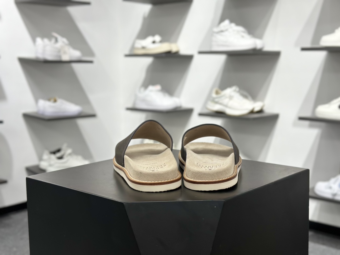 260 顶奢老钱品牌 Brunello Cucinelli 布鲁内洛.库奇内利 BC 绒面革 露趾防滑一字拖鞋-Chinese UA Cheap High Quatity Brand Clothes Bags handbags Sneakers wholesale wholesaler seller from China Factory suppliers Fashion Clothing Shoes best Quality Beautiful Price 260 顶奢老钱品牌 Brunello Cucinelli 布鲁内洛.库奇内利 BC 绒面革 露趾防滑一字拖鞋