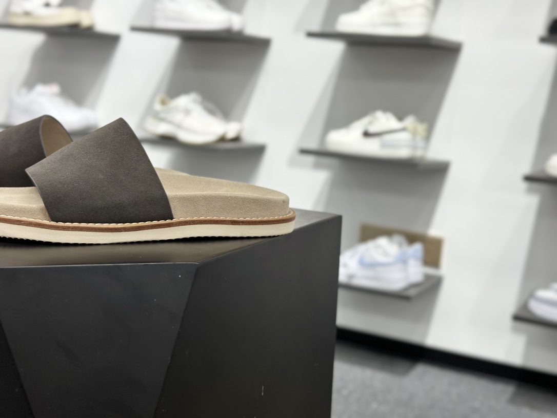 260 顶奢老钱品牌 Brunello Cucinelli 布鲁内洛.库奇内利 BC 绒面革 露趾防滑一字拖鞋-Chinese UA Cheap High Quatity Brand Clothes Bags handbags Sneakers wholesale wholesaler seller from China Factory suppliers Fashion Clothing Shoes best Quality Beautiful Price 260 顶奢老钱品牌 Brunello Cucinelli 布鲁内洛.库奇内利 BC 绒面革 露趾防滑一字拖鞋