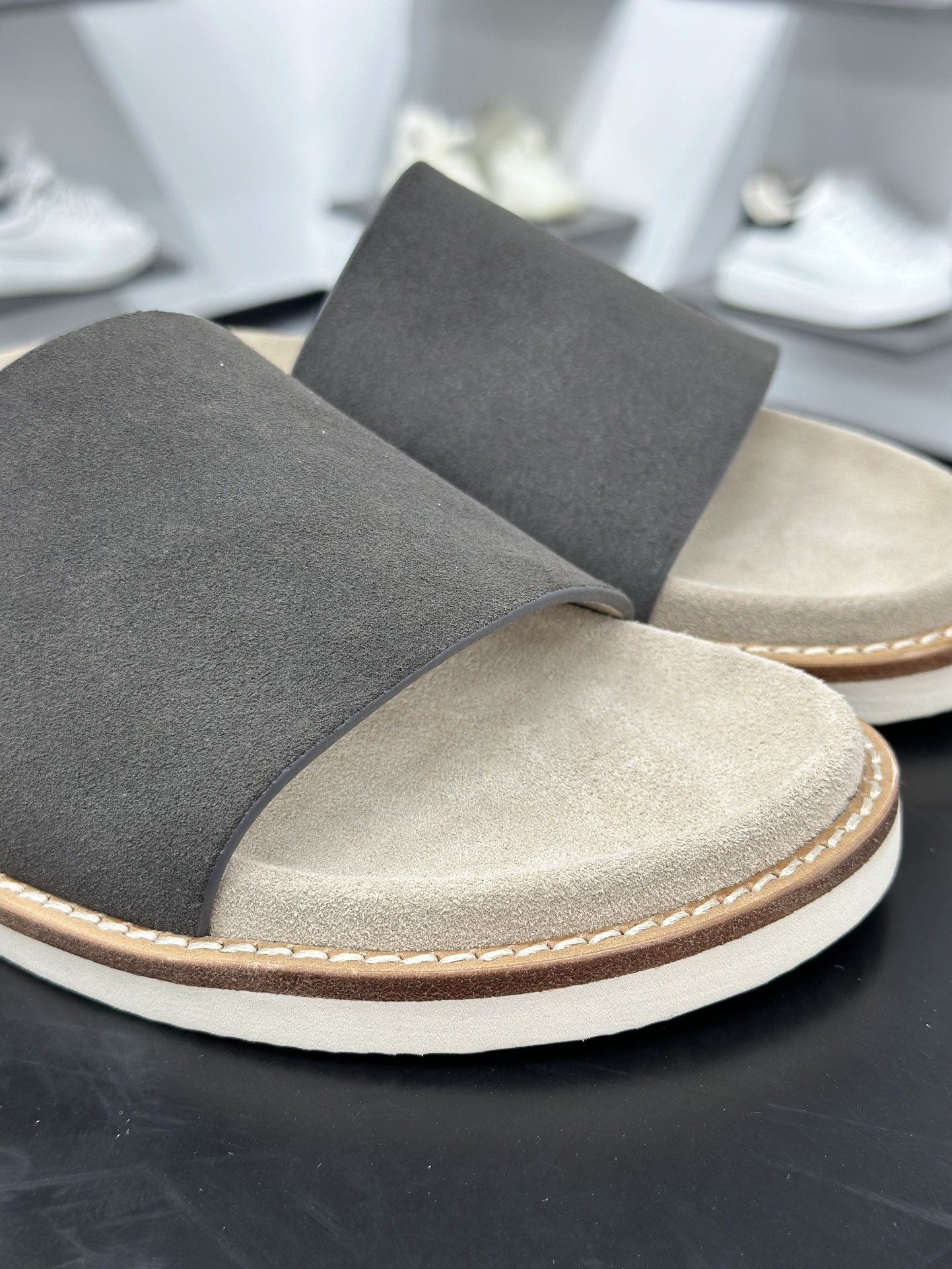 260 顶奢老钱品牌 Brunello Cucinelli 布鲁内洛.库奇内利 BC 绒面革 露趾防滑一字拖鞋-Chinese UA Cheap High Quatity Brand Clothes Bags handbags Sneakers wholesale wholesaler seller from China Factory suppliers Fashion Clothing Shoes best Quality Beautiful Price 260 顶奢老钱品牌 Brunello Cucinelli 布鲁内洛.库奇内利 BC 绒面革 露趾防滑一字拖鞋