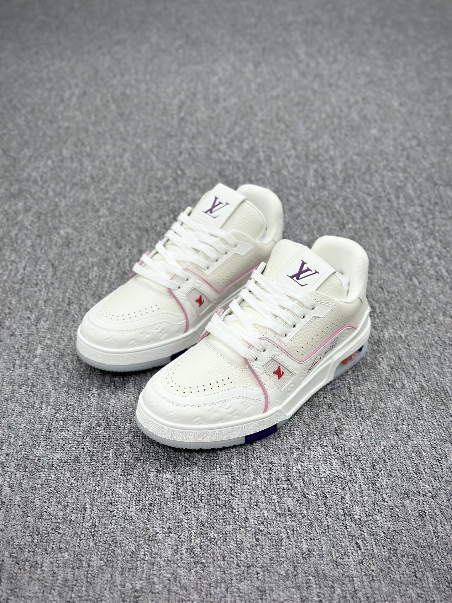 350 Lv新款情侣爆款出货上新 LV-Trainer路易-威登 PK市场一切版本 走秀新款 篮球板鞋-Chinese  UA Cheap High Quatity Brand  Clothes Bags handbags Sneakers wholesale wholesaler seller from China Factory suppliers Fashion Clothing  Shoes best Quality Beautiful Price  350 Lv新款情侣爆款出货上新 LV-Trainer路易-威登 PK市场一切版本 走秀新款 篮球板鞋