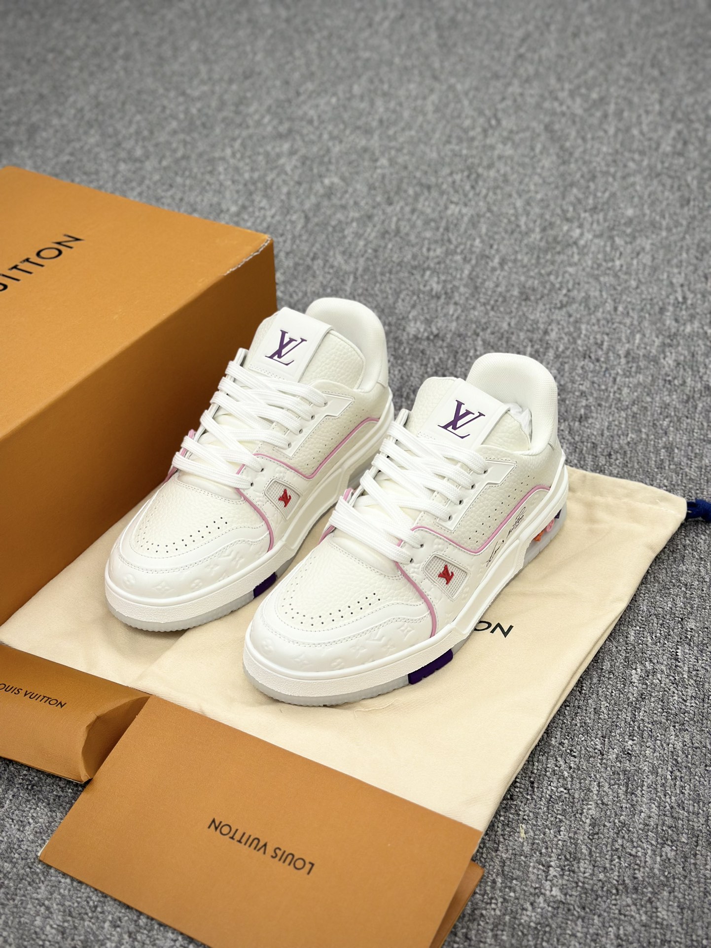 350 Lv新款情侣爆款出货上新 LV-Trainer路易-威登 PK市场一切版本 走秀新款 篮球板鞋-Chinese  UA Cheap High Quatity Brand  Clothes Bags handbags Sneakers wholesale wholesaler seller from China Factory suppliers Fashion Clothing  Shoes best Quality Beautiful Price  350 Lv新款情侣爆款出货上新 LV-Trainer路易-威登 PK市场一切版本 走秀新款 篮球板鞋
