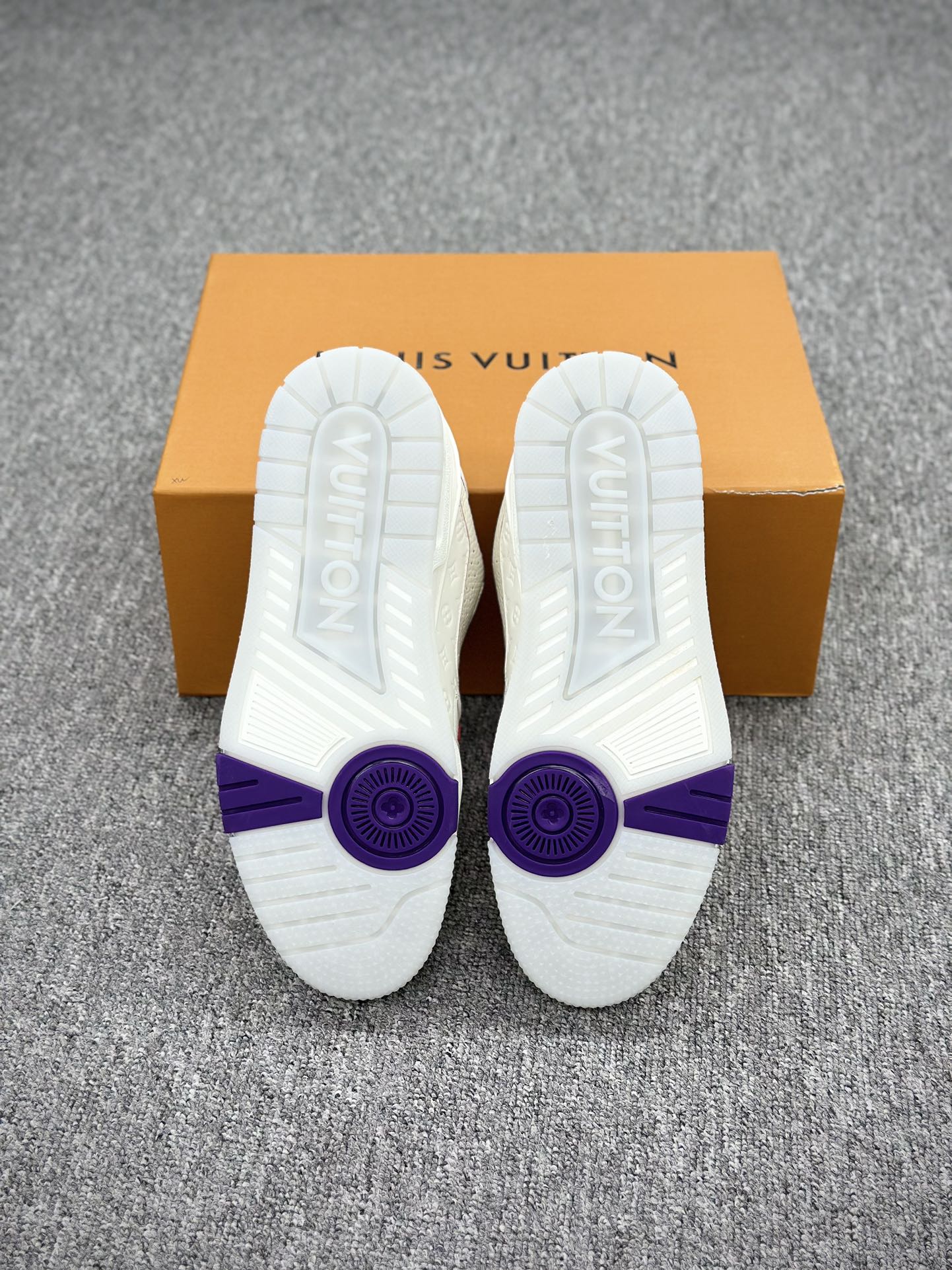 350 Lv新款情侣爆款出货上新 LV-Trainer路易-威登 PK市场一切版本 走秀新款 篮球板鞋-Chinese  UA Cheap High Quatity Brand  Clothes Bags handbags Sneakers wholesale wholesaler seller from China Factory suppliers Fashion Clothing  Shoes best Quality Beautiful Price  350 Lv新款情侣爆款出货上新 LV-Trainer路易-威登 PK市场一切版本 走秀新款 篮球板鞋