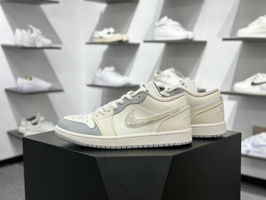 220 Air Jordan 1 Low 米灰亮片钩 IH7323-100-Chinese UA Cheap High Quatity Brand Clothes Bags handbags Sneakers wholesale wholesaler seller from China Factory suppliers Fashion Clothing Shoes best Quality Beautiful Price 220 Air Jordan 1 Low 米灰亮片钩 IH7323-100