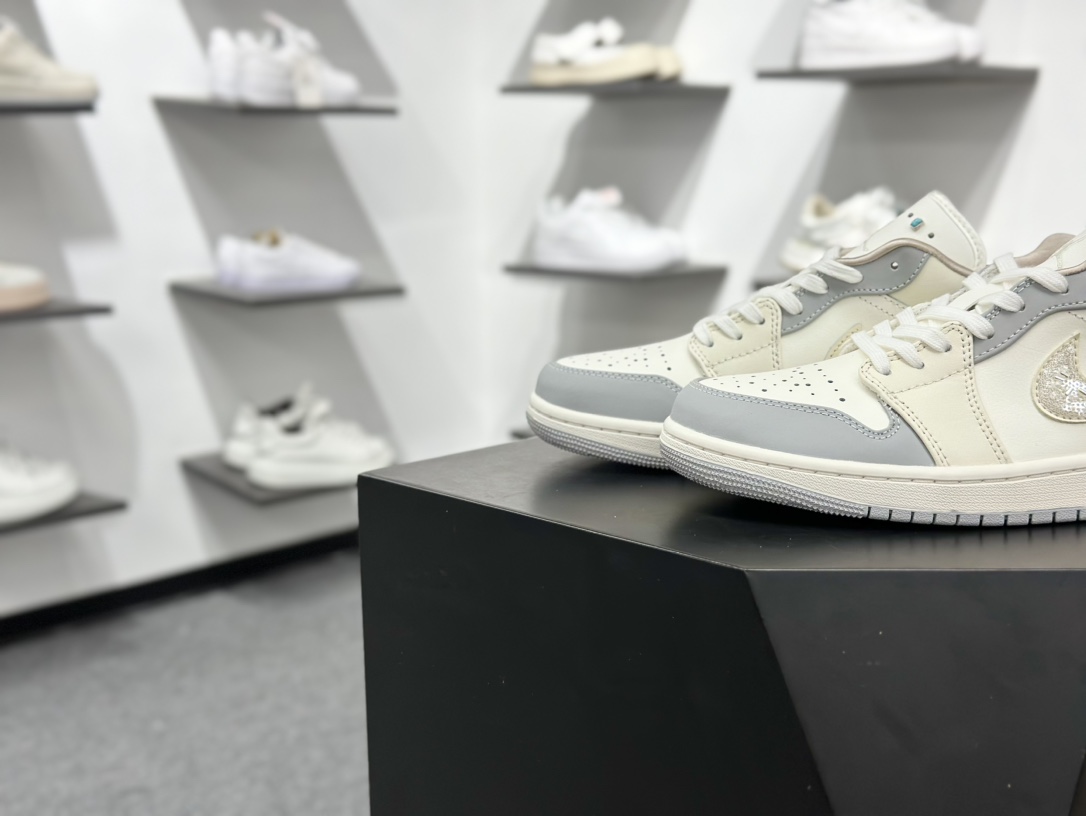 220 Air Jordan 1 Low 米灰亮片钩 IH7323-100-Chinese UA Cheap High Quatity Brand Clothes Bags handbags Sneakers wholesale wholesaler seller from China Factory suppliers Fashion Clothing Shoes best Quality Beautiful Price 220 Air Jordan 1 Low 米灰亮片钩 IH7323-100