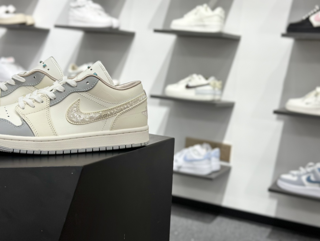 220 Air Jordan 1 Low 米灰亮片钩 IH7323-100-Chinese UA Cheap High Quatity Brand Clothes Bags handbags Sneakers wholesale wholesaler seller from China Factory suppliers Fashion Clothing Shoes best Quality Beautiful Price 220 Air Jordan 1 Low 米灰亮片钩 IH7323-100