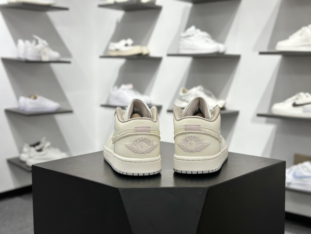 220 Air Jordan 1 Low 米灰亮片钩 IH7323-100-Chinese UA Cheap High Quatity Brand Clothes Bags handbags Sneakers wholesale wholesaler seller from China Factory suppliers Fashion Clothing Shoes best Quality Beautiful Price 220 Air Jordan 1 Low 米灰亮片钩 IH7323-100