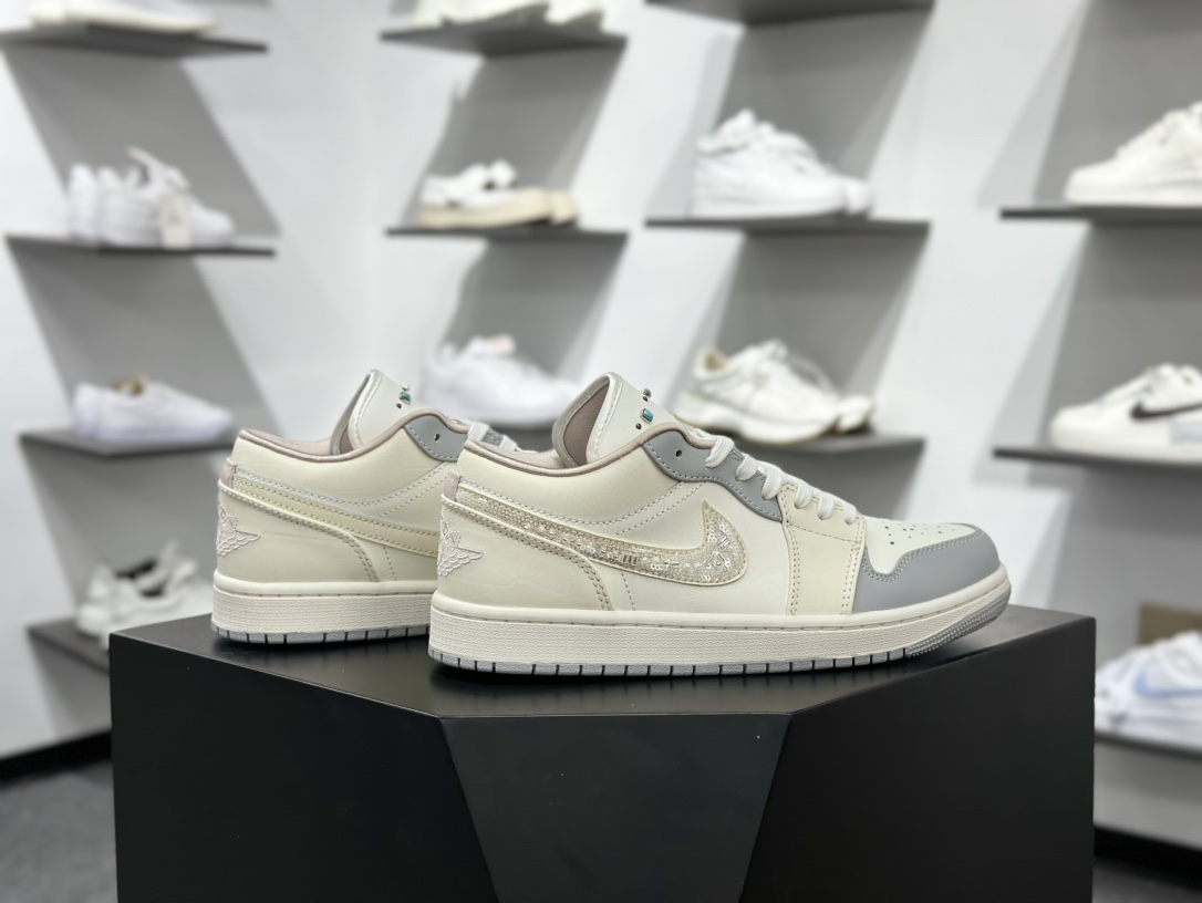 220 Air Jordan 1 Low 米灰亮片钩 IH7323-100-Chinese UA Cheap High Quatity Brand Clothes Bags handbags Sneakers wholesale wholesaler seller from China Factory suppliers Fashion Clothing Shoes best Quality Beautiful Price 220 Air Jordan 1 Low 米灰亮片钩 IH7323-100