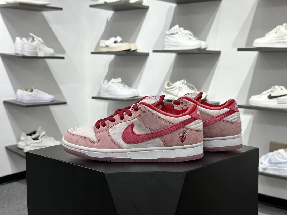 400 纯原 StrangeLove x NK SB Dunk Low ”Valentine's Day” 情人节白粉丝绒 低帮限定休闲运动板鞋 CT2552-800-Chinese UA Cheap High Quatity Brand Clothes Bags handbags Sneakers wholesale wholesaler seller from China Factory suppliers Fashion Clothing Shoes best Quality Beautiful Price 400 纯原 StrangeLove x NK SB Dunk Low ”Valentine's Day” 情人节白粉丝绒 低帮限定休闲运动板鞋 CT2552-800