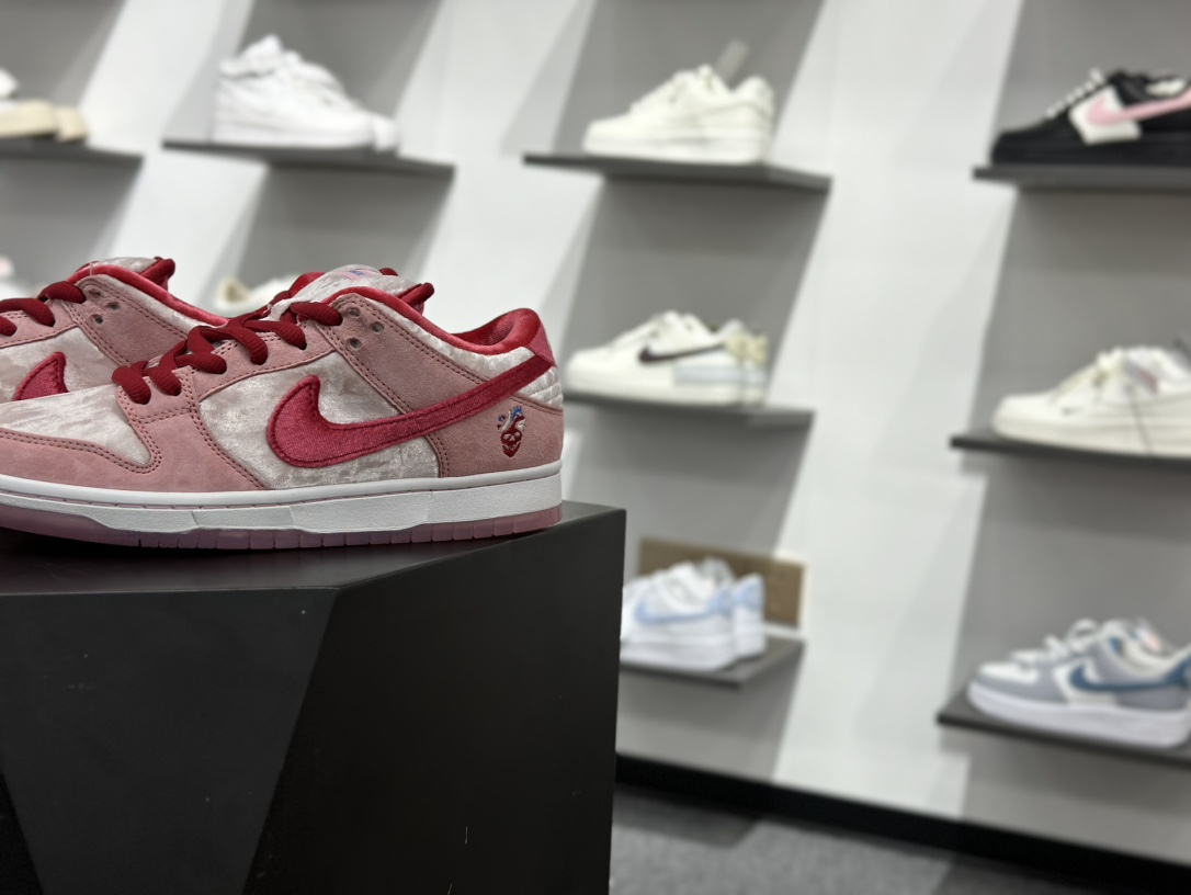 400 纯原 StrangeLove x NK SB Dunk Low ”Valentine's Day” 情人节白粉丝绒 低帮限定休闲运动板鞋 CT2552-800-Chinese UA Cheap High Quatity Brand Clothes Bags handbags Sneakers wholesale wholesaler seller from China Factory suppliers Fashion Clothing Shoes best Quality Beautiful Price 400 纯原 StrangeLove x NK SB Dunk Low ”Valentine's Day” 情人节白粉丝绒 低帮限定休闲运动板鞋 CT2552-800
