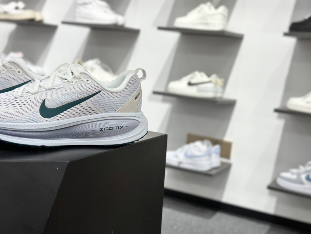 180 耐克Nike Vomero 18 ZoomX”Light Wild Mango”佛莫罗18代系列低帮运动跑步鞋 HM6804-103