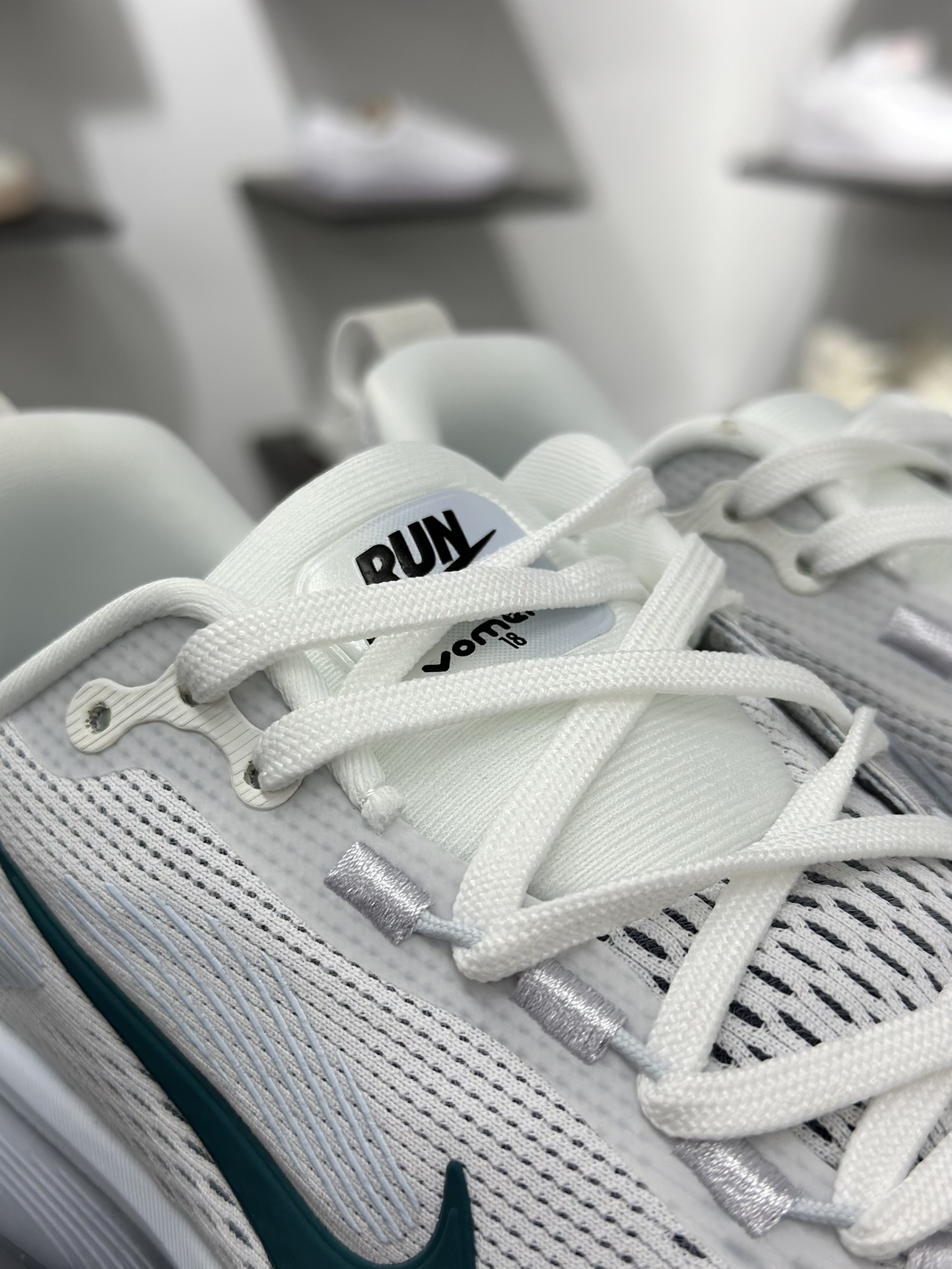 180 耐克Nike Vomero 18 ZoomX”Light Wild Mango”佛莫罗18代系列低帮运动跑步鞋 HM6804-103