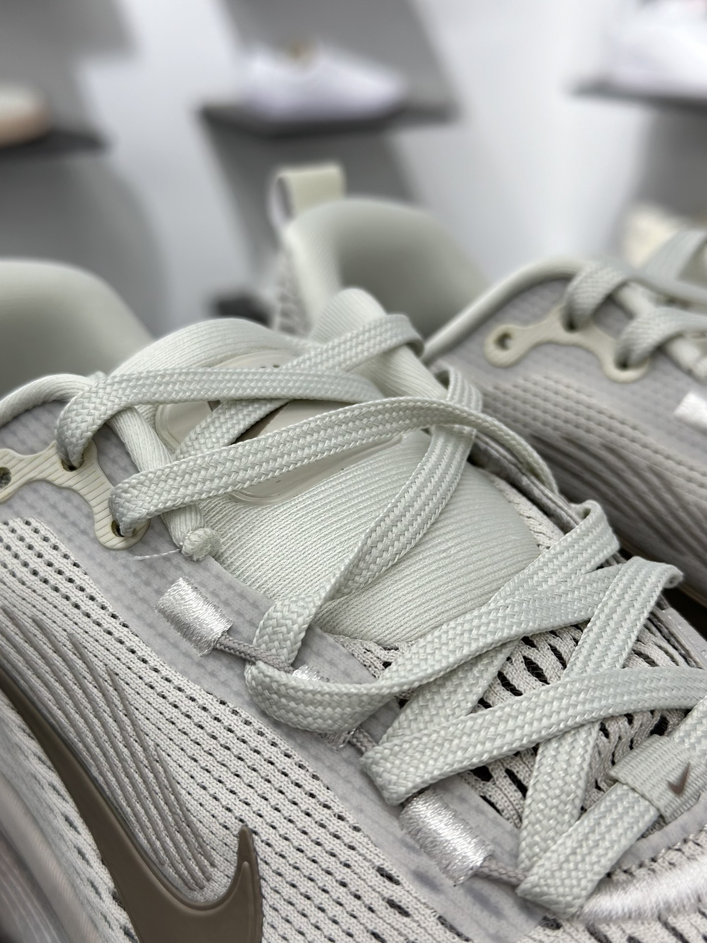 180 耐克Nike Vomero 18 ZoomX”Light Wild Mango”佛莫罗18代系列低帮跑步鞋 HM6804-003