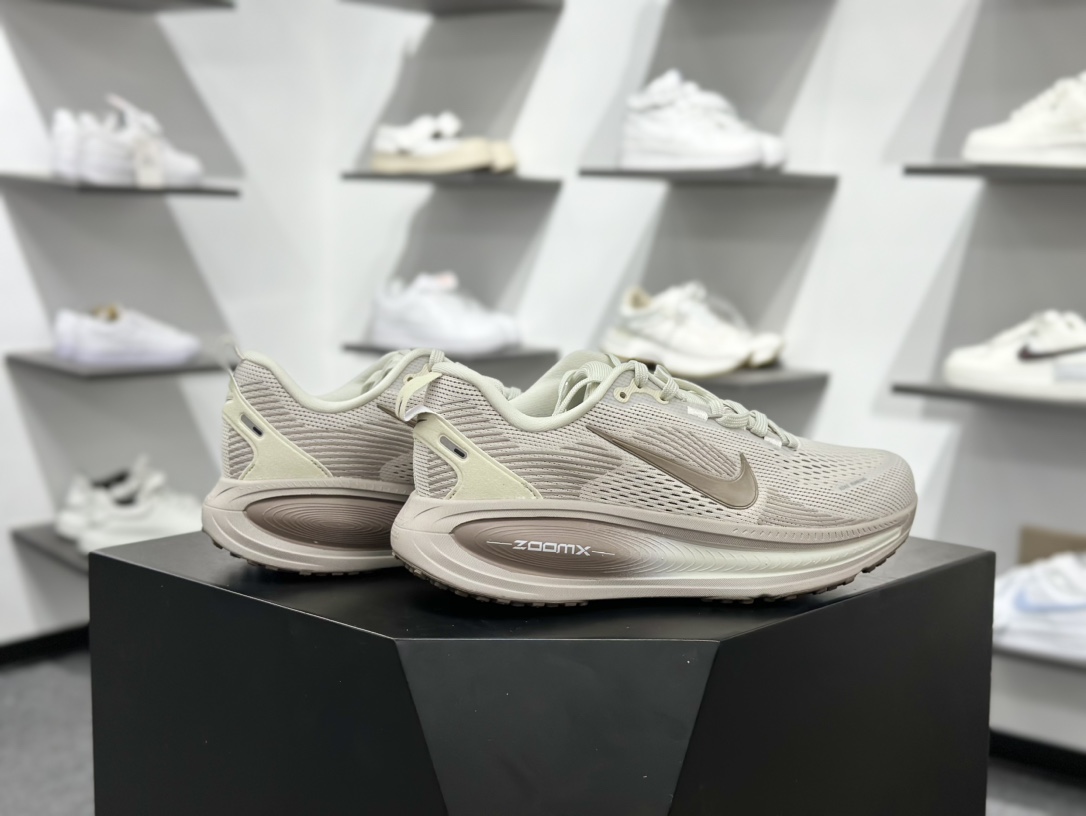 180 耐克Nike Vomero 18 ZoomX”Light Wild Mango”佛莫罗18代系列低帮跑步鞋 HM6804-003