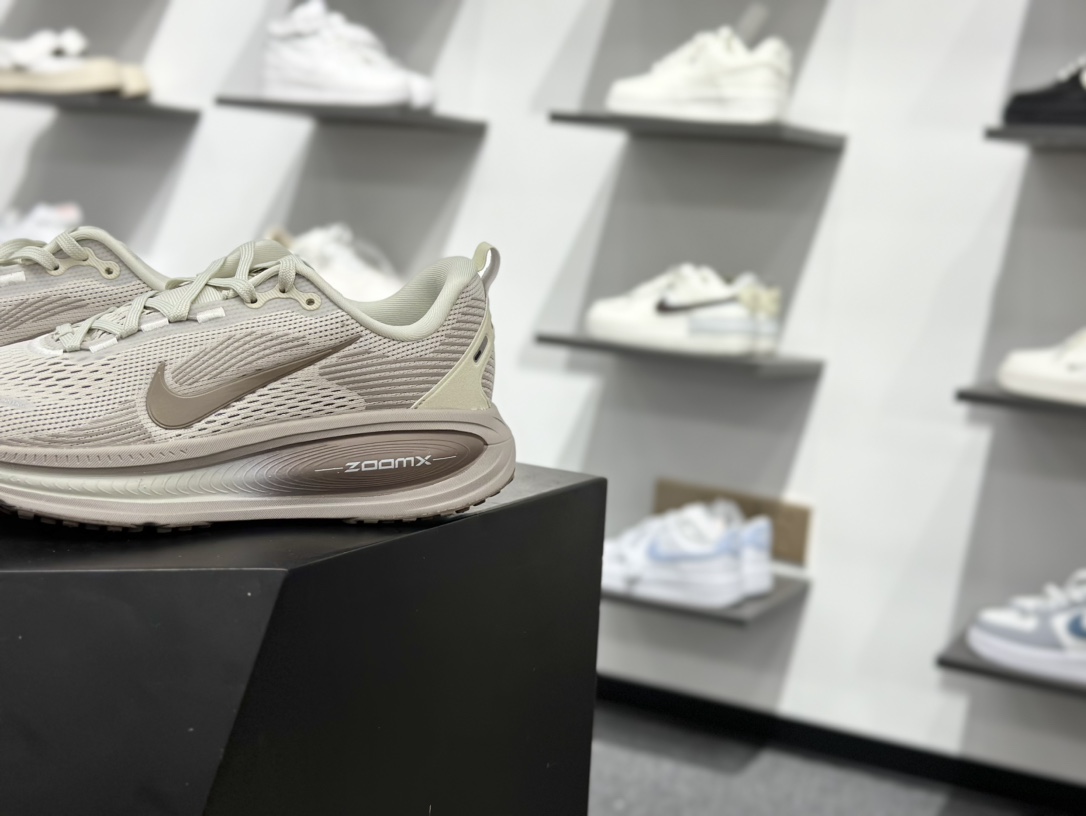 180 耐克Nike Vomero 18 ZoomX”Light Wild Mango”佛莫罗18代系列低帮跑步鞋 HM6804-003