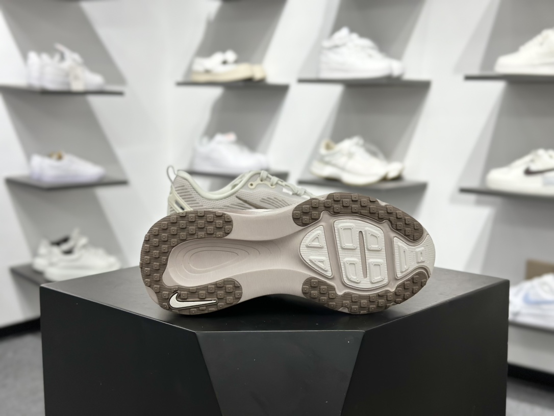 180 耐克Nike Vomero 18 ZoomX”Light Wild Mango”佛莫罗18代系列低帮跑步鞋 HM6804-003