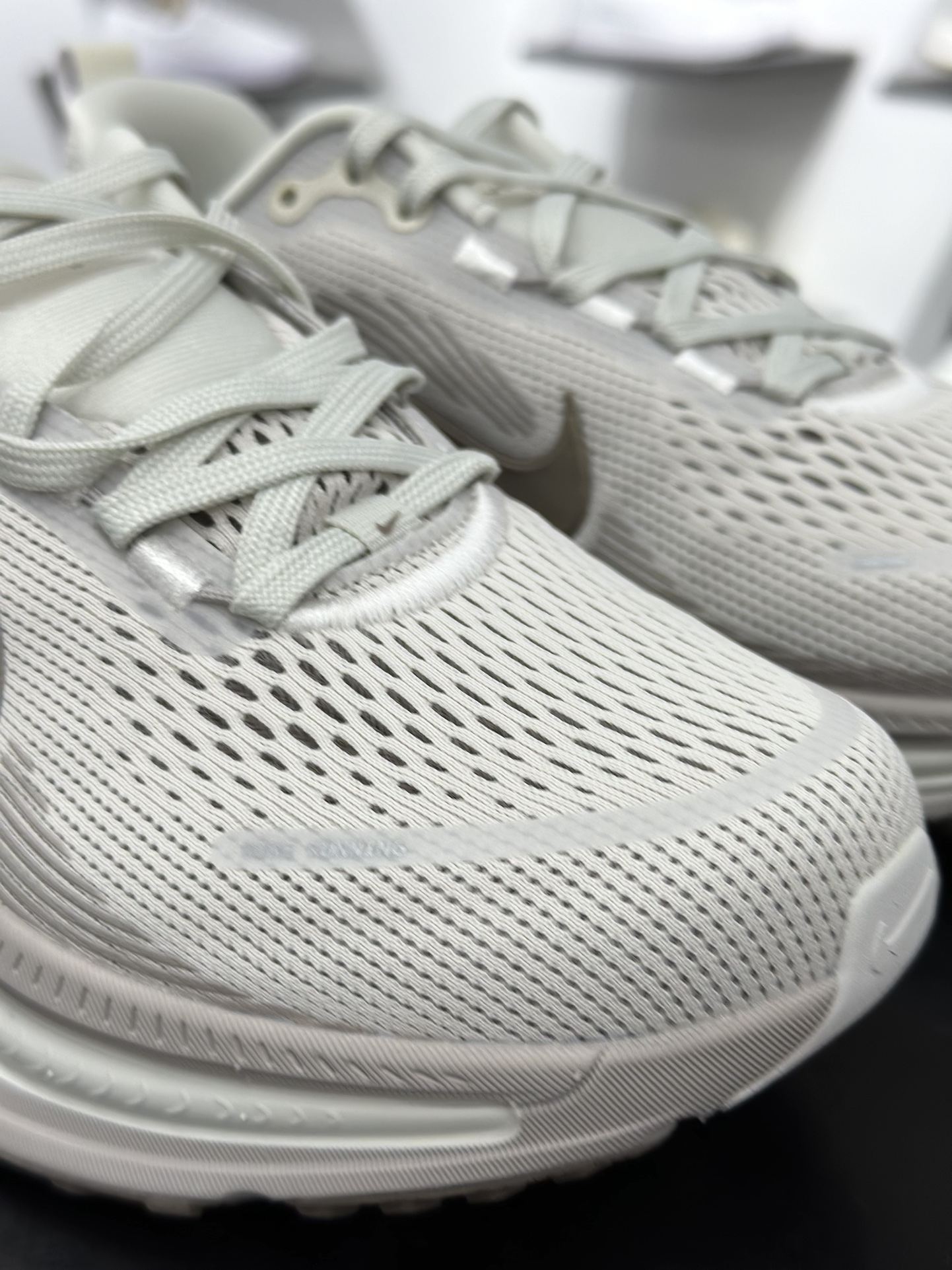 180 耐克Nike Vomero 18 ZoomX”Light Wild Mango”佛莫罗18代系列低帮跑步鞋 HM6804-003