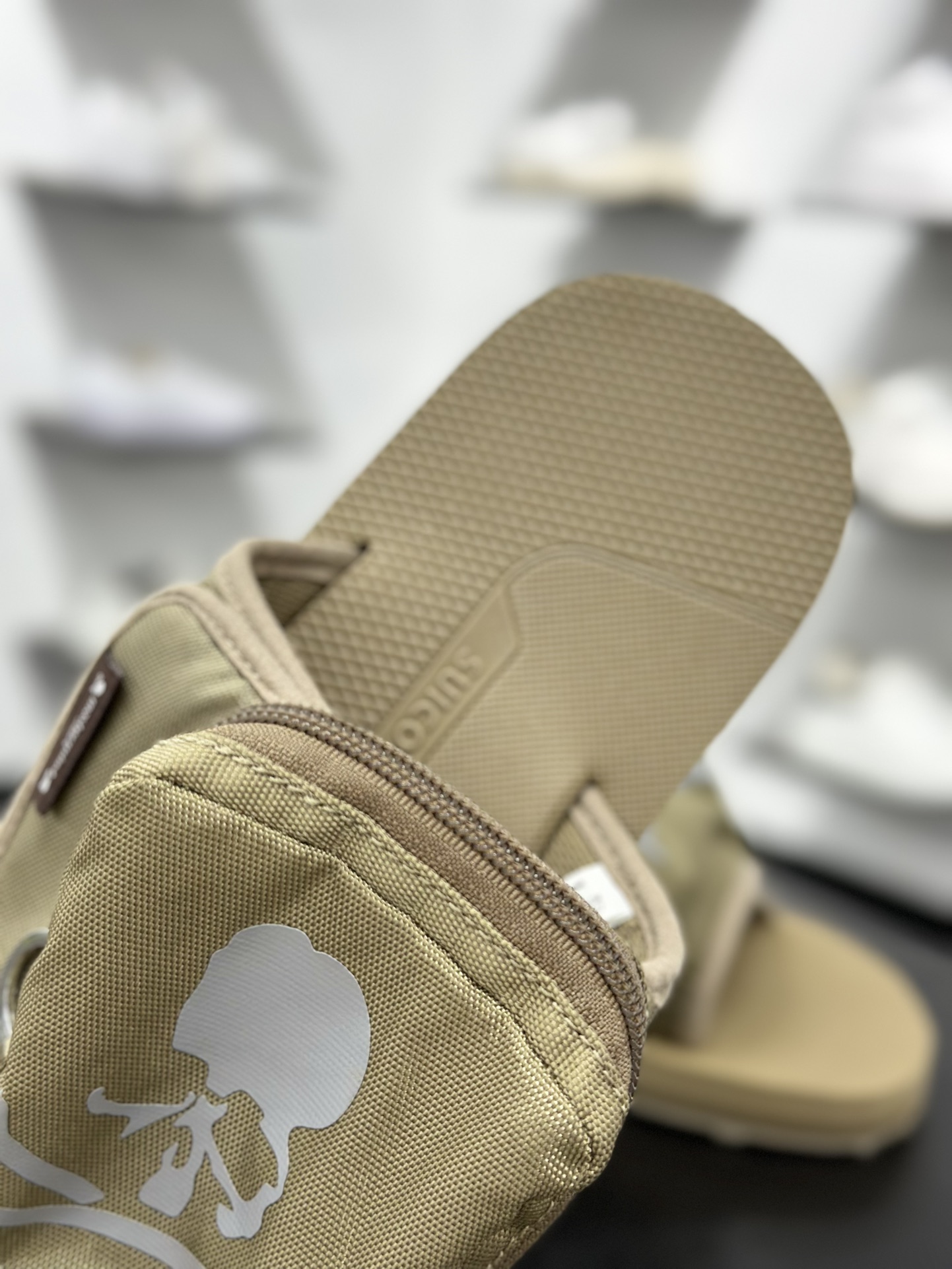 mastermind JAPAN x Suicoke MMJ联名骷髅标志刺绣露趾时尚凉拖
